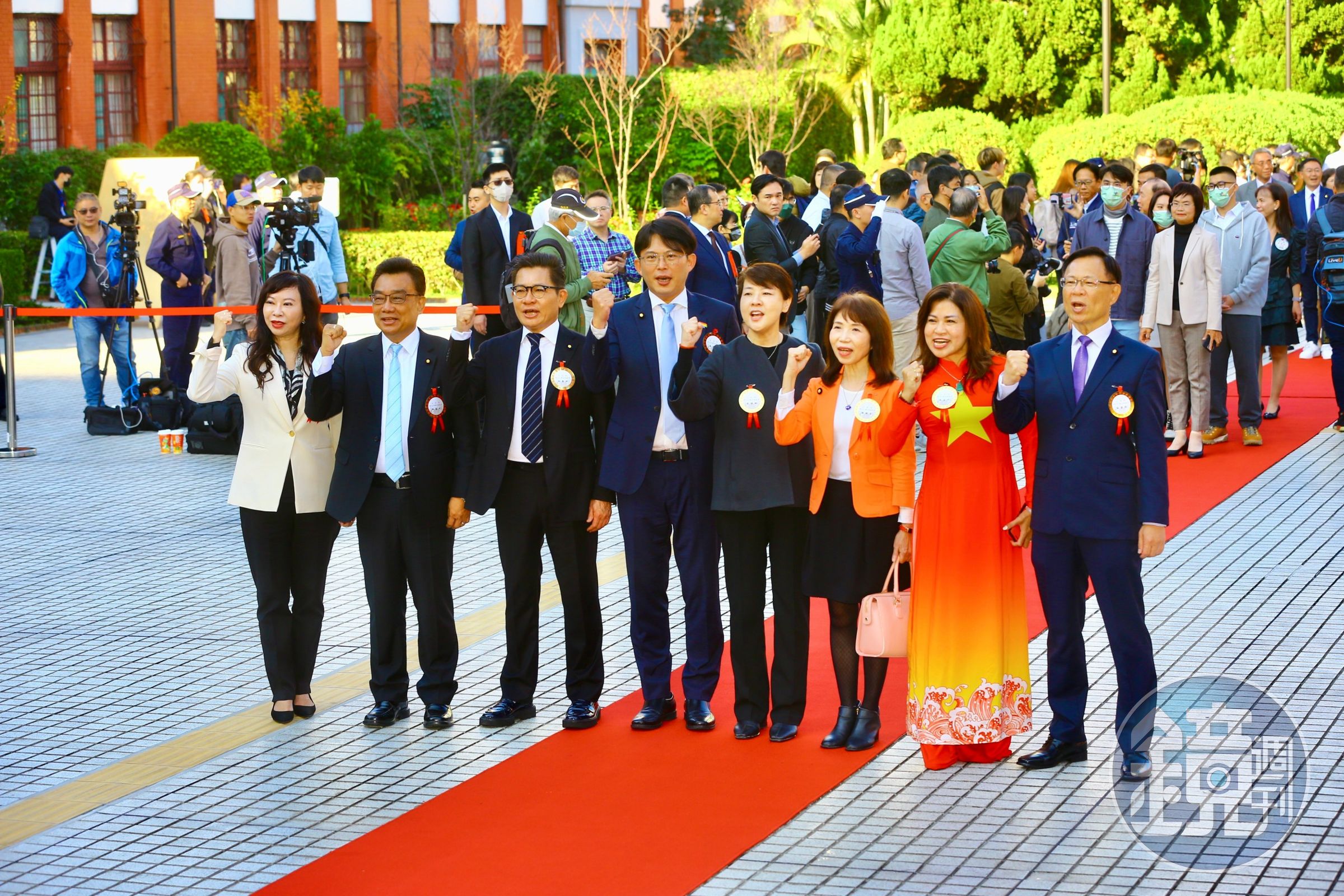 民眾黨8席立委今合體走紅毯，其中黃珊珊（右4）將角逐院長大位。