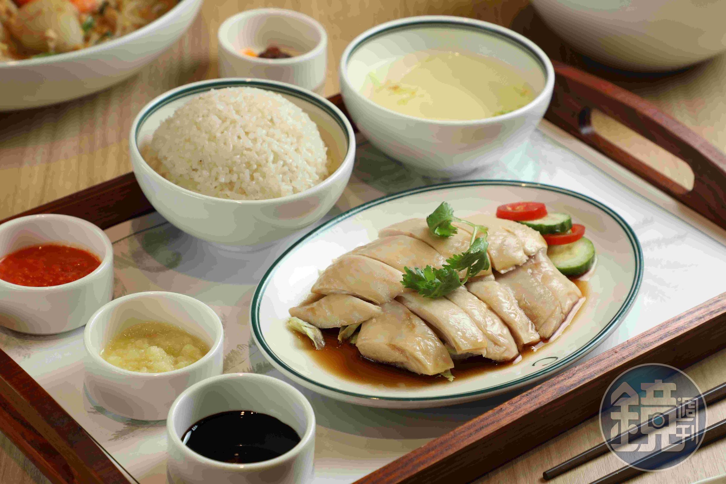 「新加坡文華雞飯」當年是第一個進入五星飯店的街頭小吃,現在終於在台北大巨蛋開出台灣首店。(420元/份)