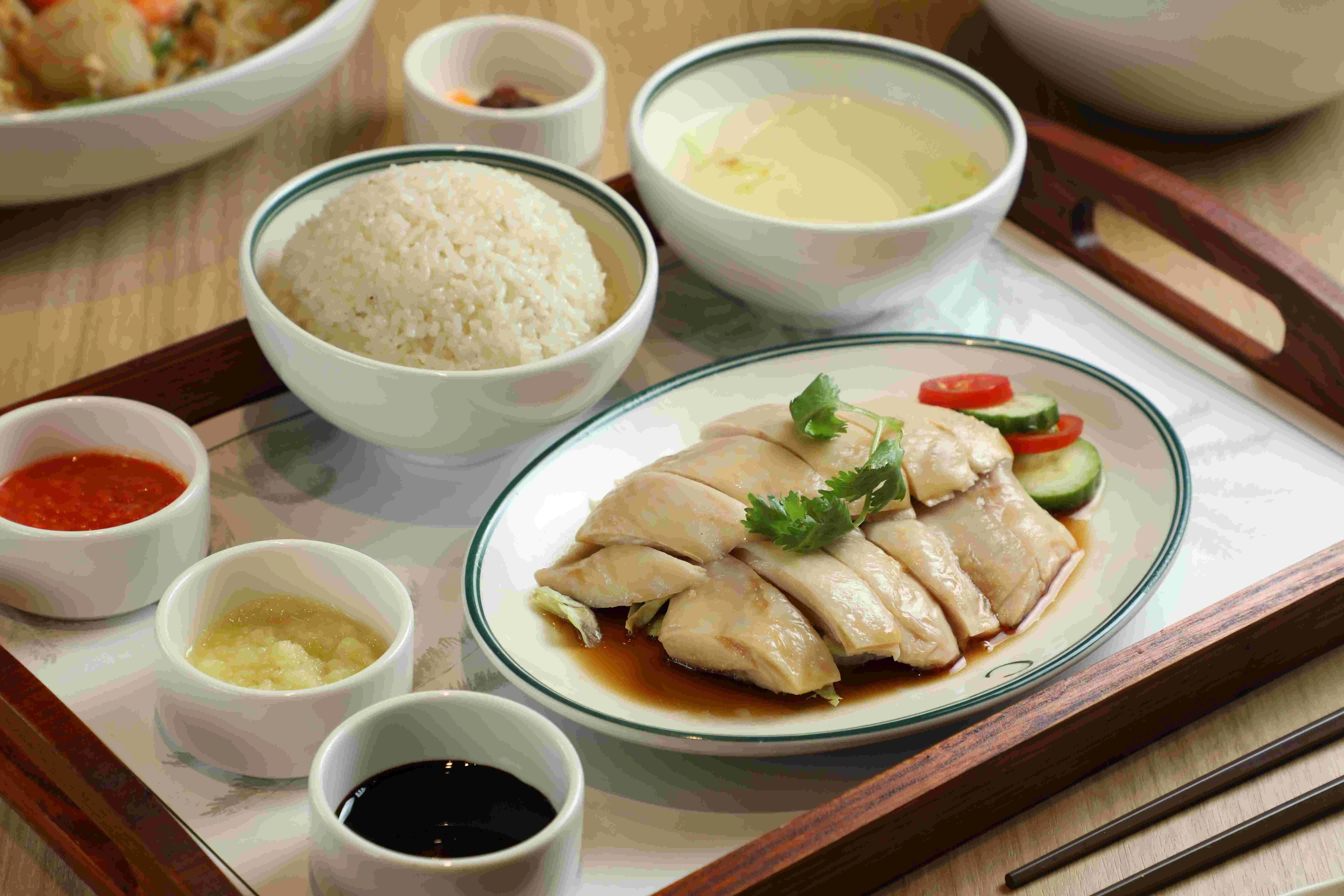 「新加坡文華雞飯」當年是第一個進入五星飯店的街頭小吃，現在終於在台北大巨蛋開出台灣首店。（420元／份）