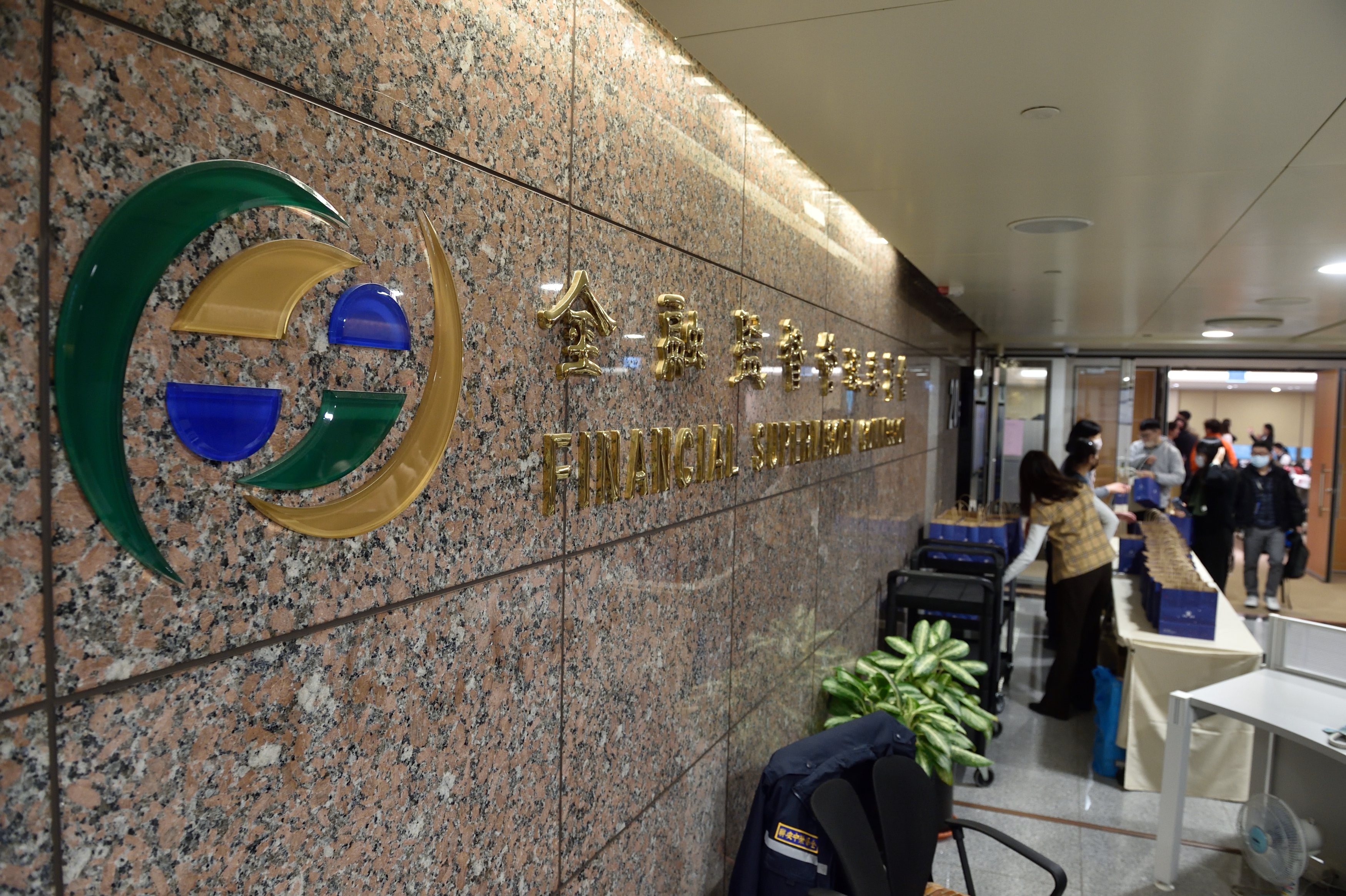 在「Overbanking」態勢下，加上中小區域性銀行無金控奧援，風險抗壓相對大。（本刊資料照）