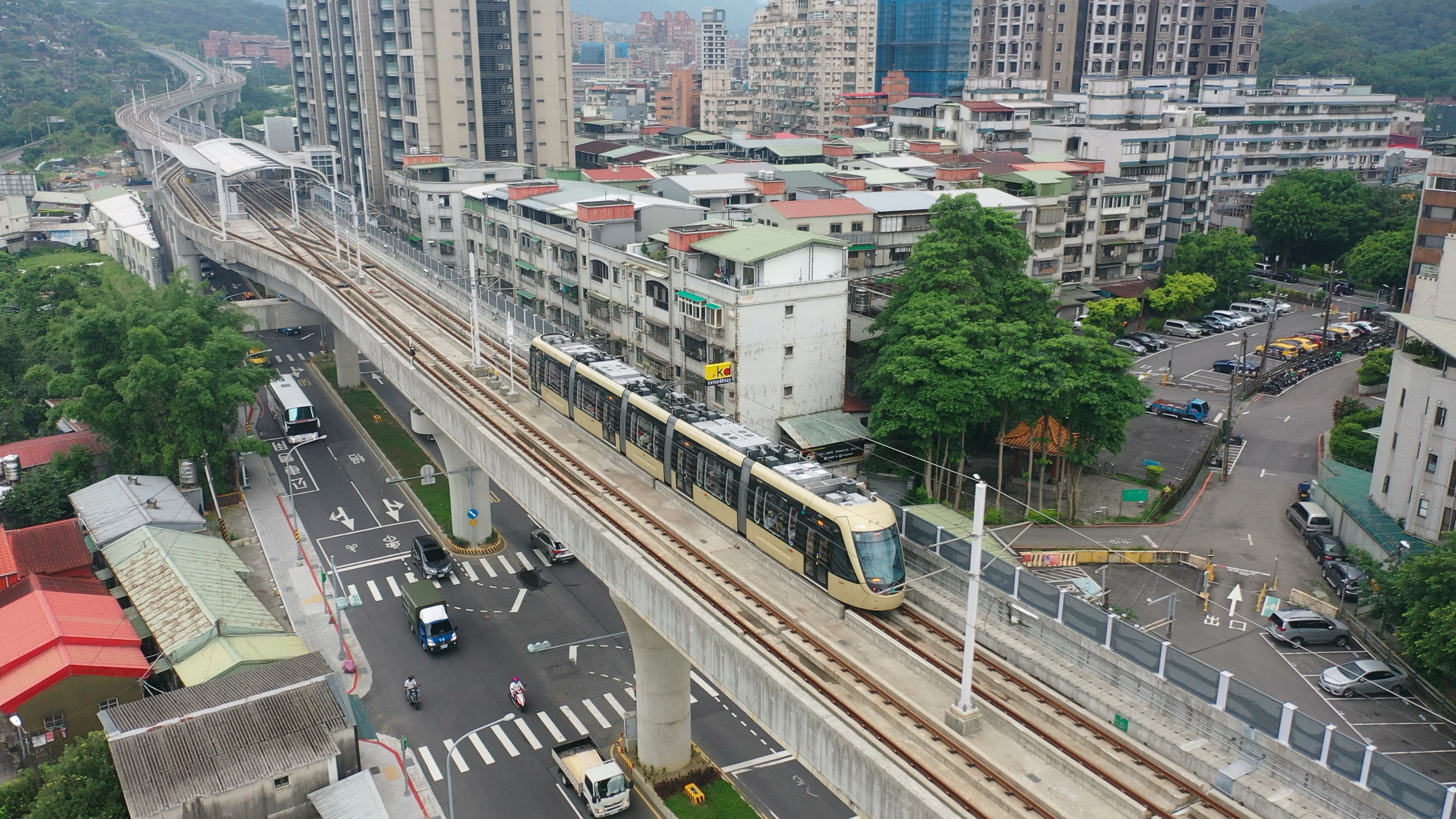 新北市捷運局表示，侯友宜任內「四年完成三線」具體成績全國之冠，圖為安坑輕軌。（新北市捷運局提供）