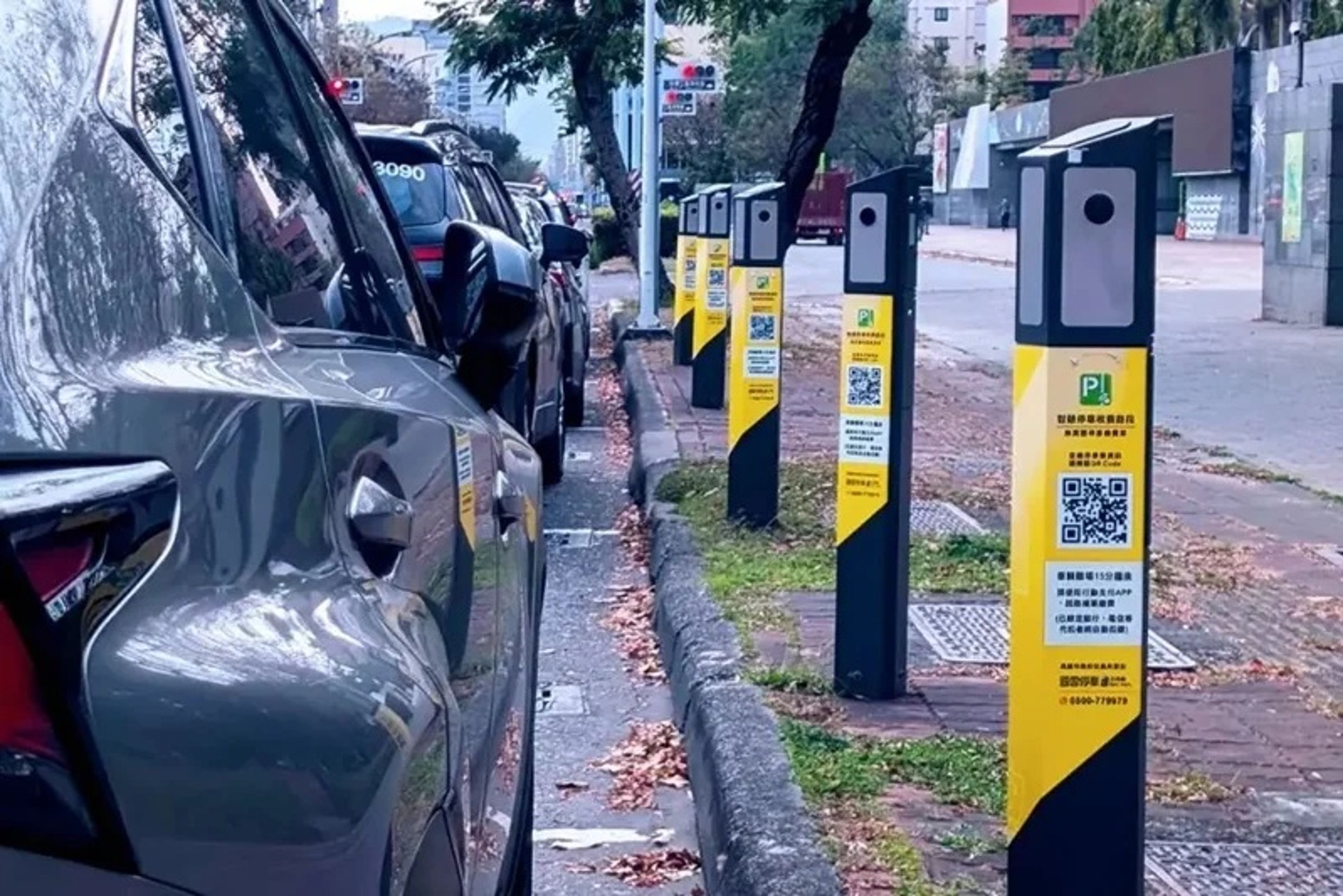 路邊停車打黃燈是錯的,修車業者和警方皆指出,應該是打方向燈向後車示意要停靠路邊,再打R檔,顯示倒車燈,圖為示意圖。(高雄市交通局提供)