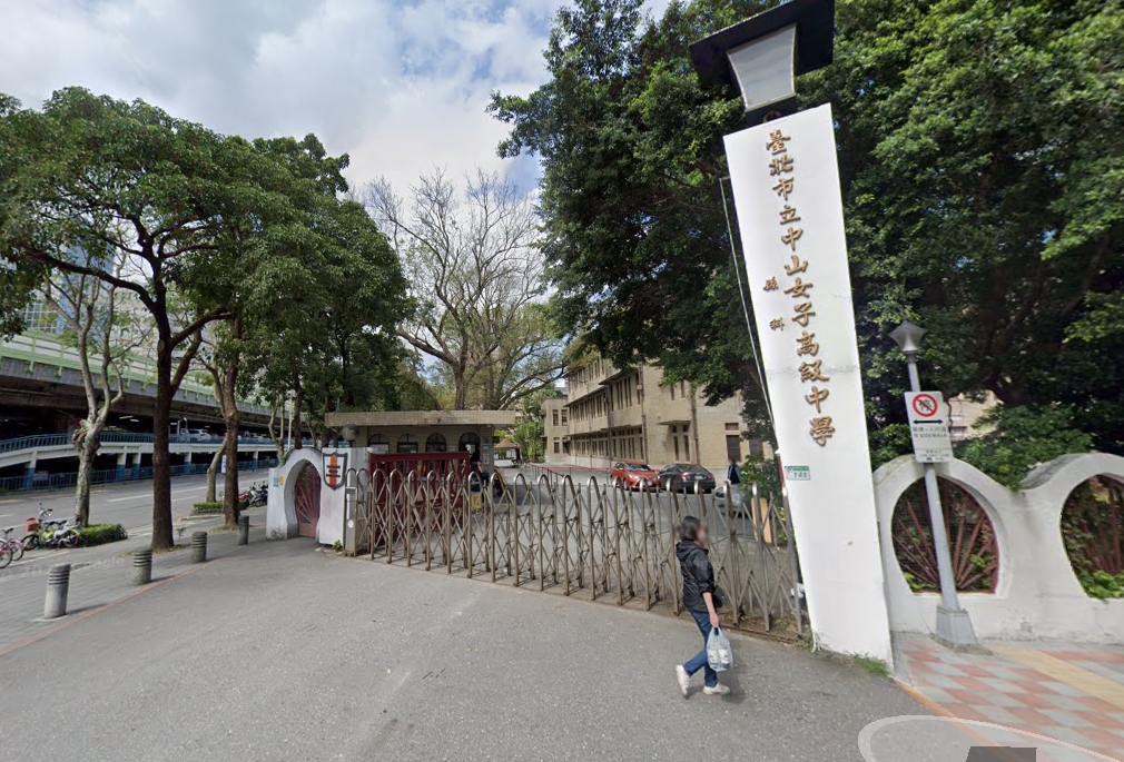 中山女高3日下午突有班級教室窗戶玻璃破裂，經查與鄰近工地施工有關。（翻攝自Google maps）