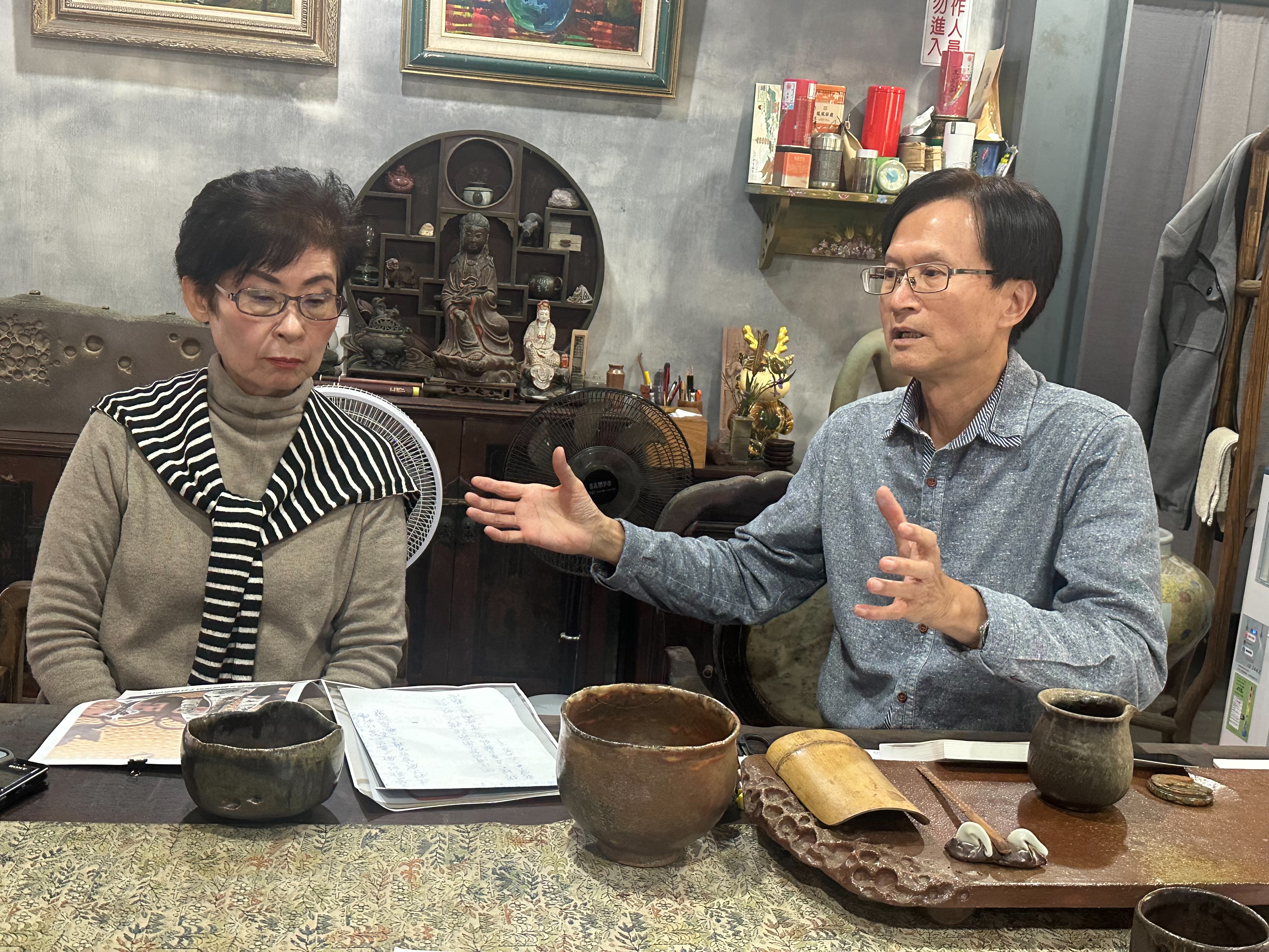新竹陶藝家邱建清、許菊夫妻與被檢舉人許朝宗透過輿論筆戰，雙方針鋒相對。