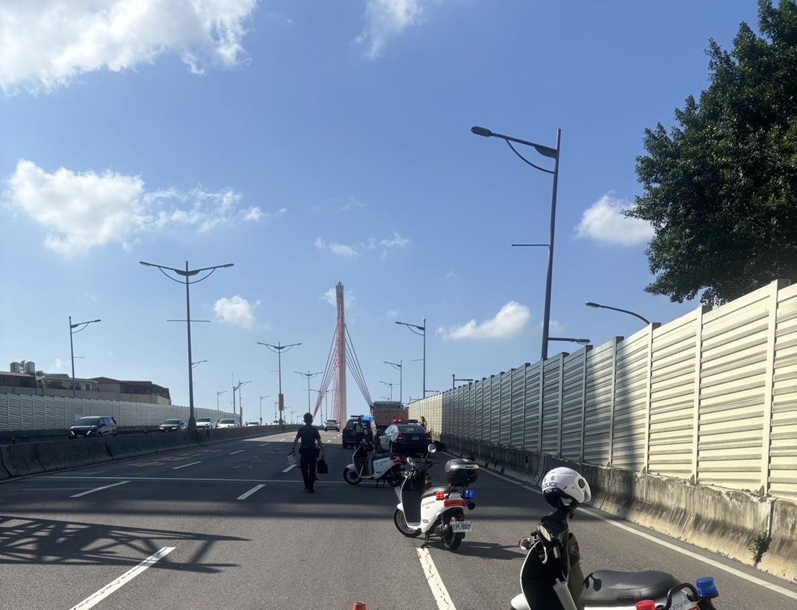 驚!台北大直橋死亡車禍 大貨車撞倒機車「女騎士頭部重創身亡」