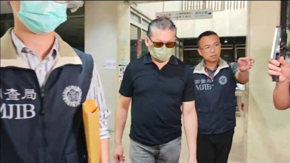 宏泰集團主席林鴻南遭控為養地左手賣右手，利用錯綜複雜的金流隱匿關係人交易，北檢今晨以1,000萬元將他交保。