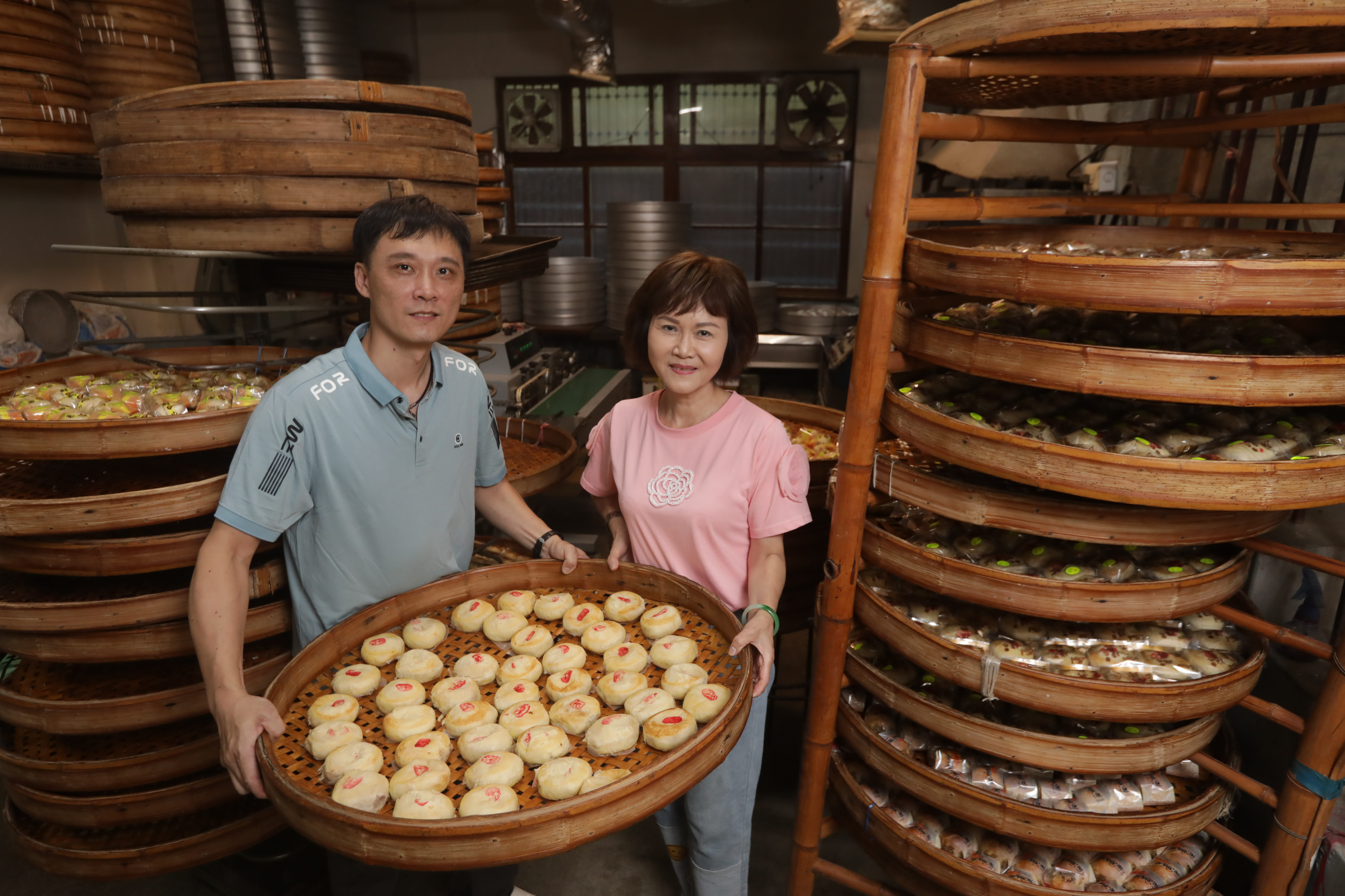 復興珍餅行的第四代林智偉（左），與母親葉芳霓（右）一同傳承百年好味道。