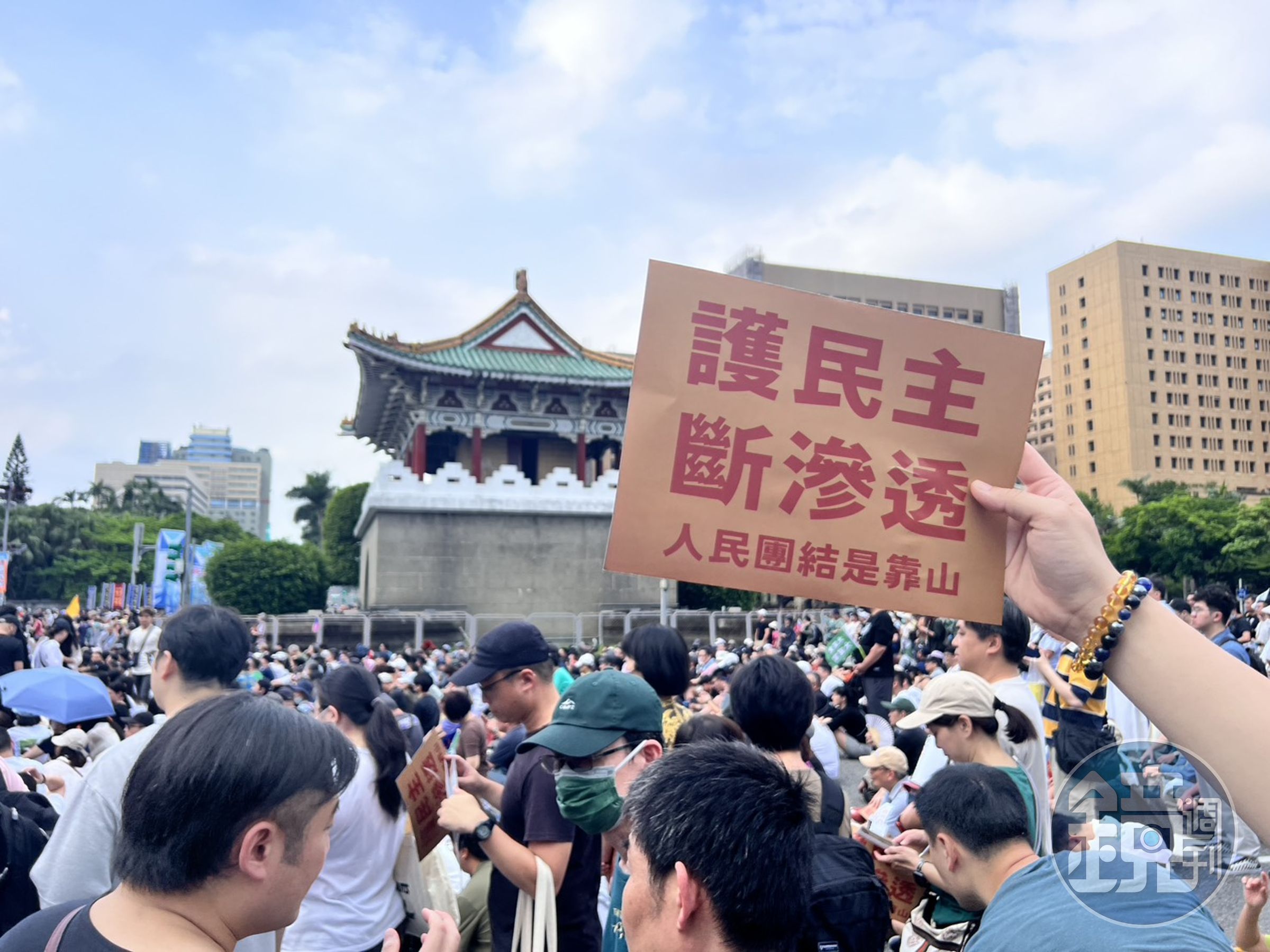 現場人潮眾多，參與的民眾蔓延至景福門圓環。
