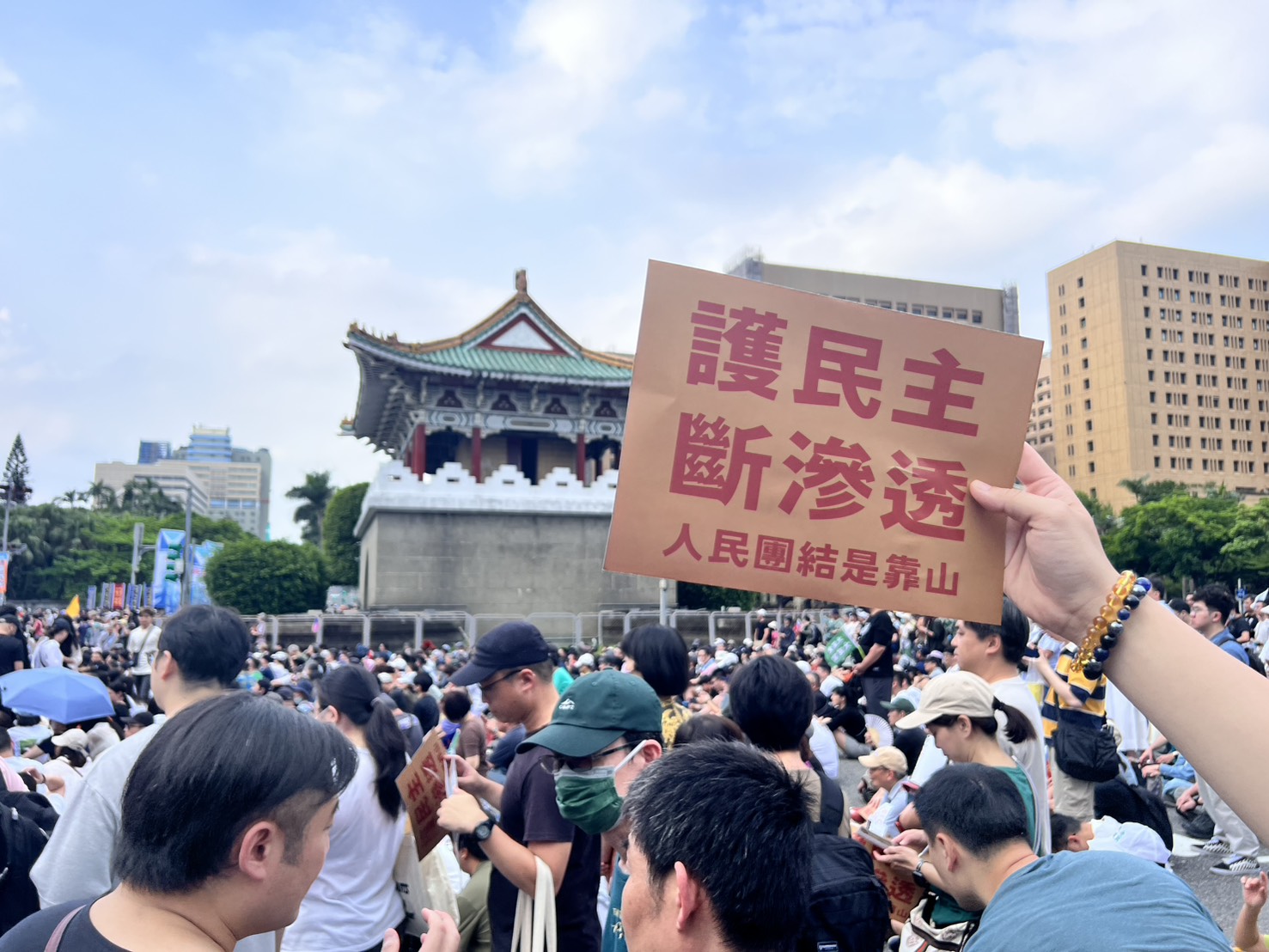 現場人潮眾多，參與的民眾蔓延至景福門圓環。