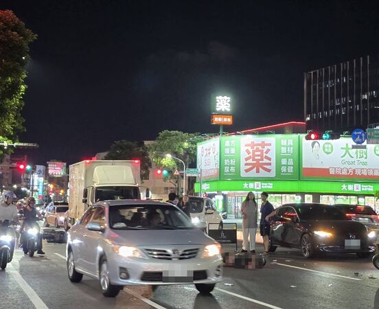 1名20歲李姓孕婦騎車疑擦撞前方機車倒地，隨即遭後方轎車輾過，導致腹中30週的胎兒保不住，李女目前仍在搶救中。（翻攝畫面）