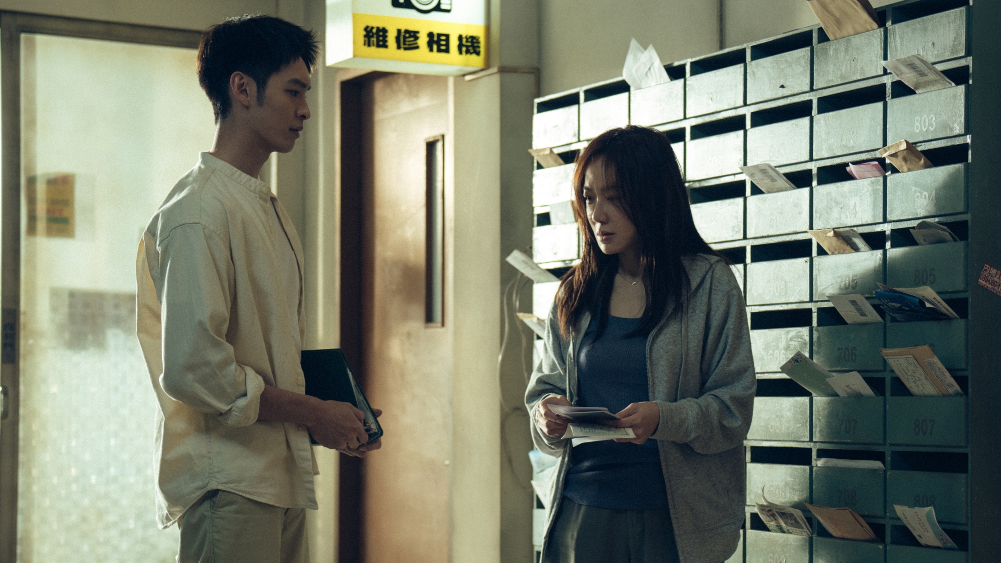 尹馨角色不斷遇到詭異事件，向曹佑寧演出的代班管理員求助。（劇匯文創提供）