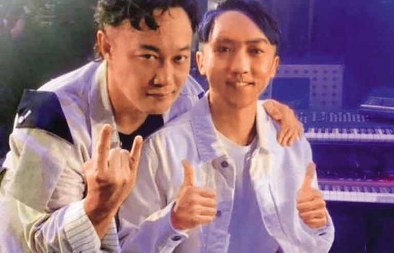 關浩德（右）備受陳奕迅（左）讚賞，也曾替他製作過直播歌曲。（翻攝自關浩德抖音）