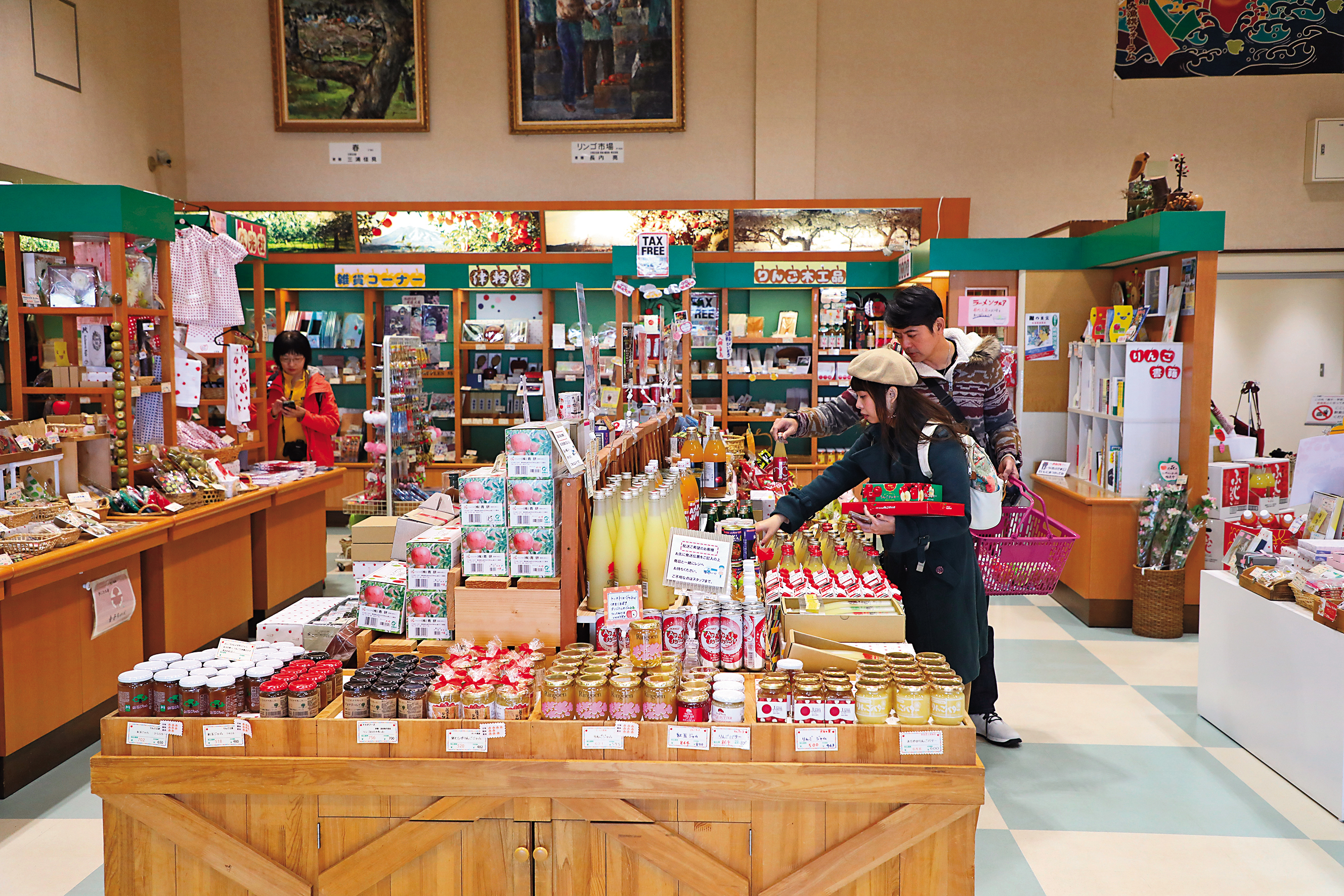 蘋果之家的賣店有各種蘋果加工食品和周邊商品,讓人看得眼花繚亂,不知從何下手。