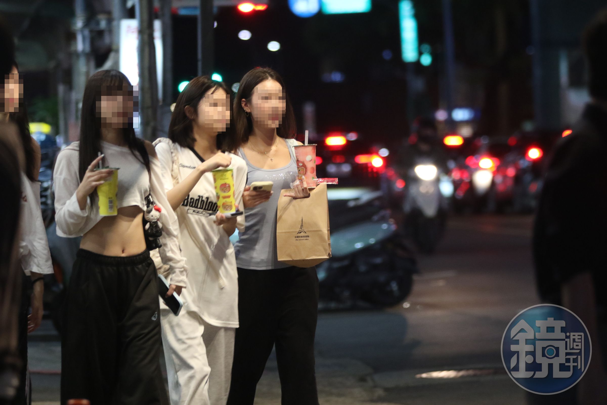 本刊直擊妞妞（右1）與友人買手搖飲，品味跟行程就跟一般時下的年輕人無異。