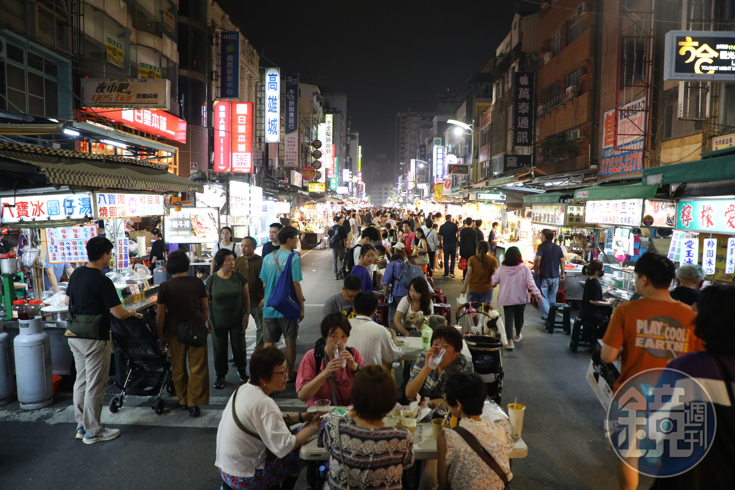傍晚6點過後，六合觀光夜市開始湧入人潮，還有很多來自各國的觀光客。