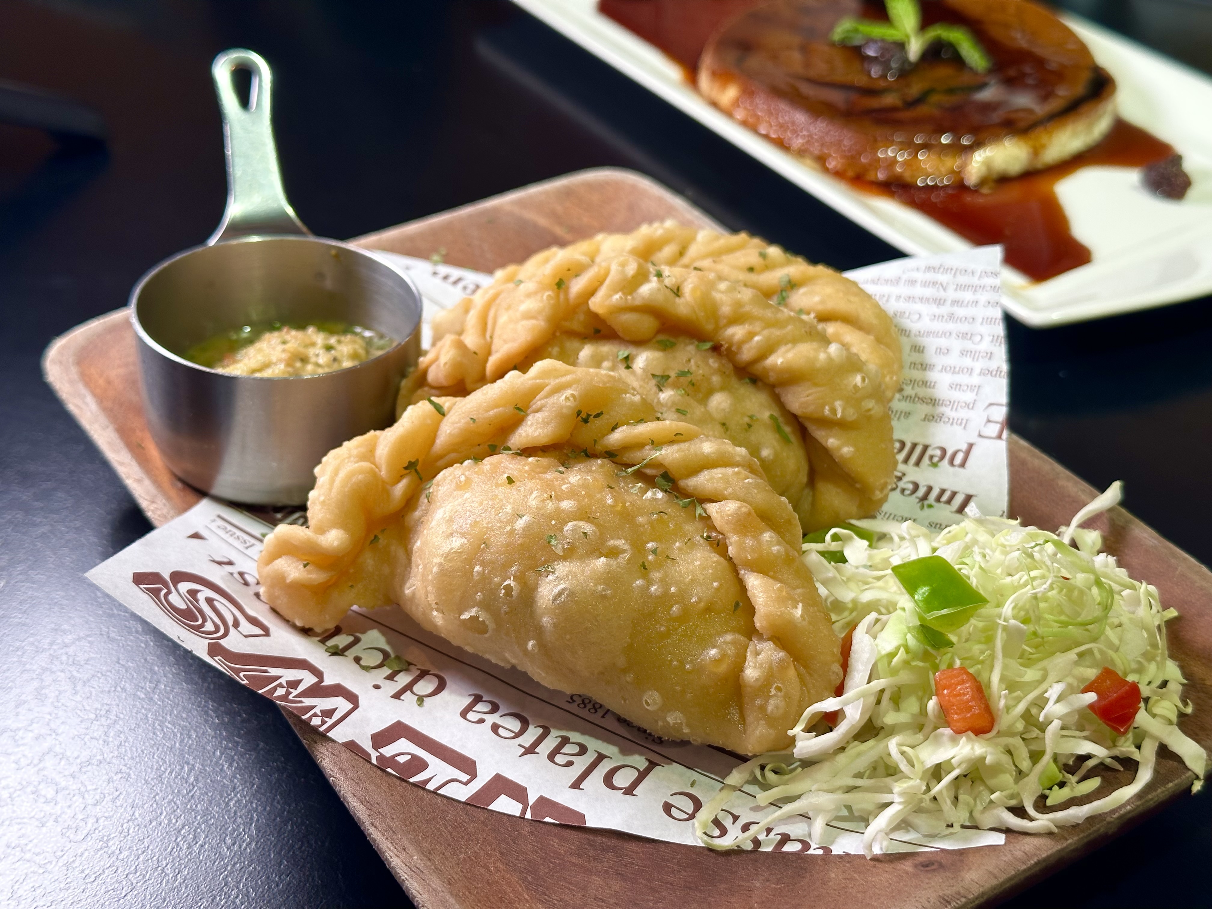 智利街頭小吃「香料海鮮酥炸餃」，咬得到甜脆白蝦和魷魚丁。（260元／份）