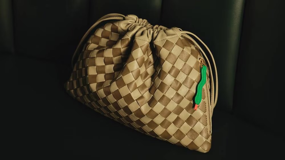 BOTTEGA VENETA蛇年新春限定系列皮件。Dust編織皮革肩背包NT$71,000（BOTTEGA VENETA提供）