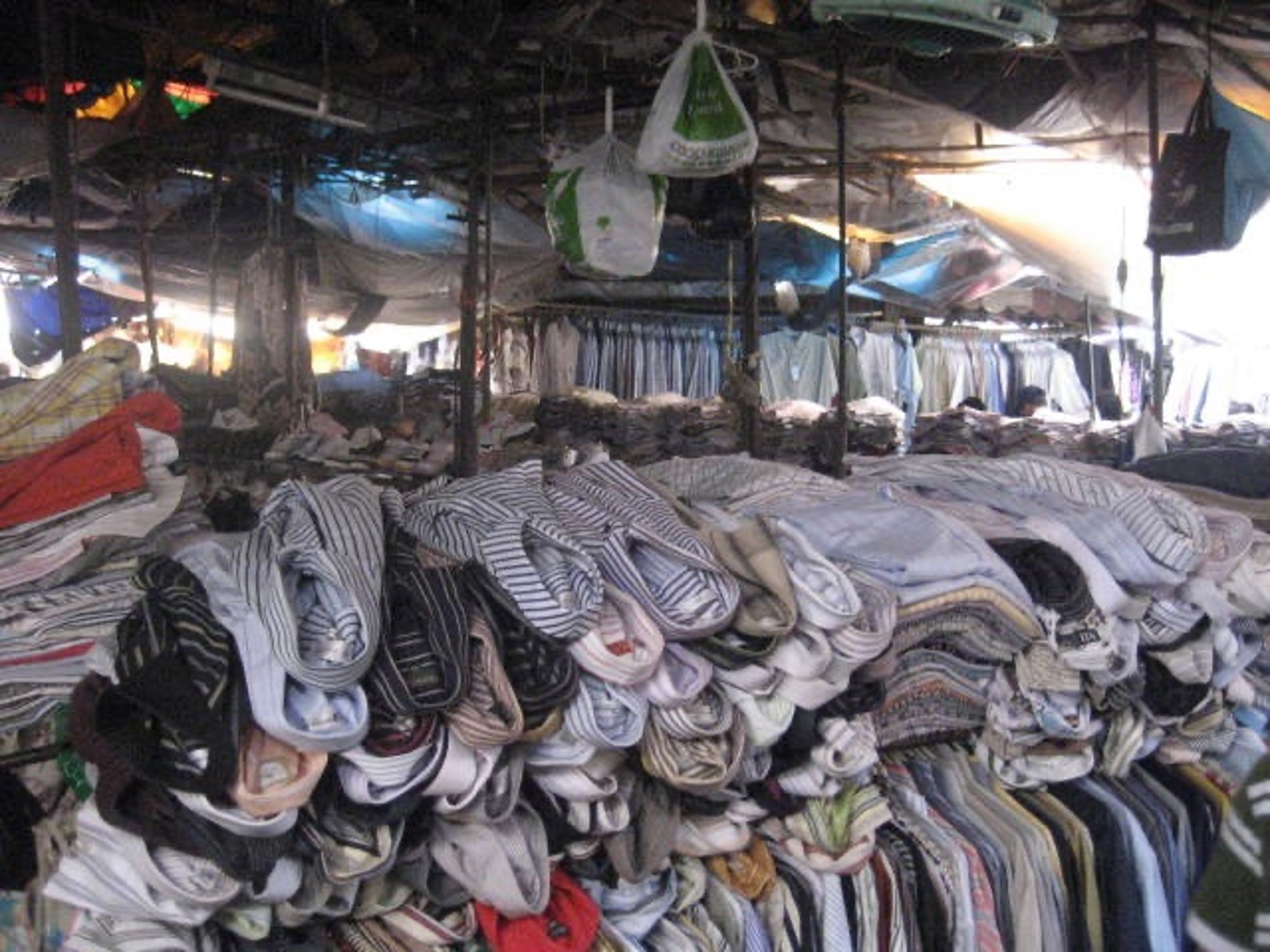 早期，楊智淵曾開過剪標店、平價休閒服店，常去柬埔寨批貨。（楊智淵提供）