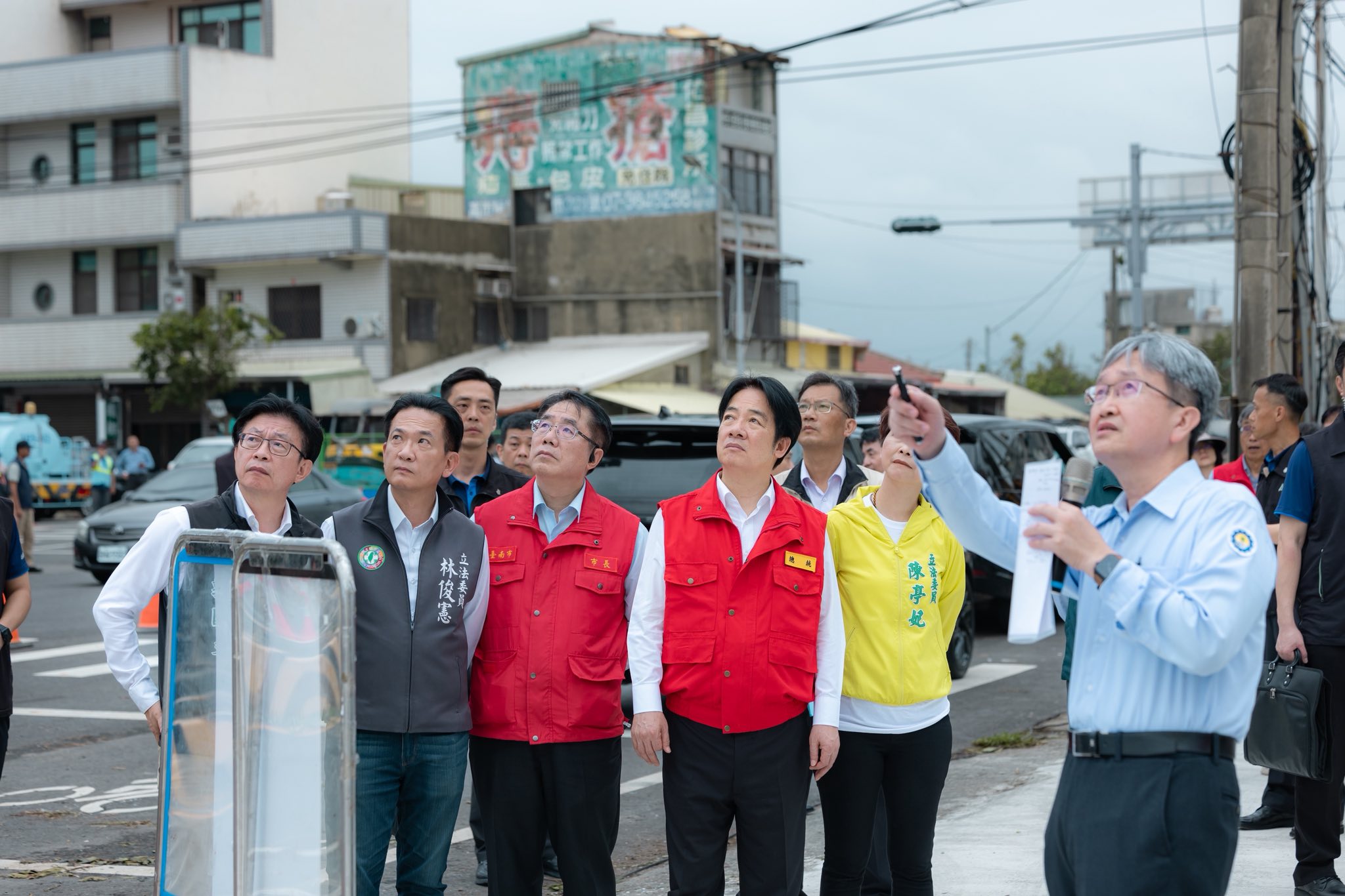 南台灣受到颱風丹娜絲強襲,造成許多地區嚴重災損,賴清德昨天到台南勘災。(翻攝自賴清德臉書)