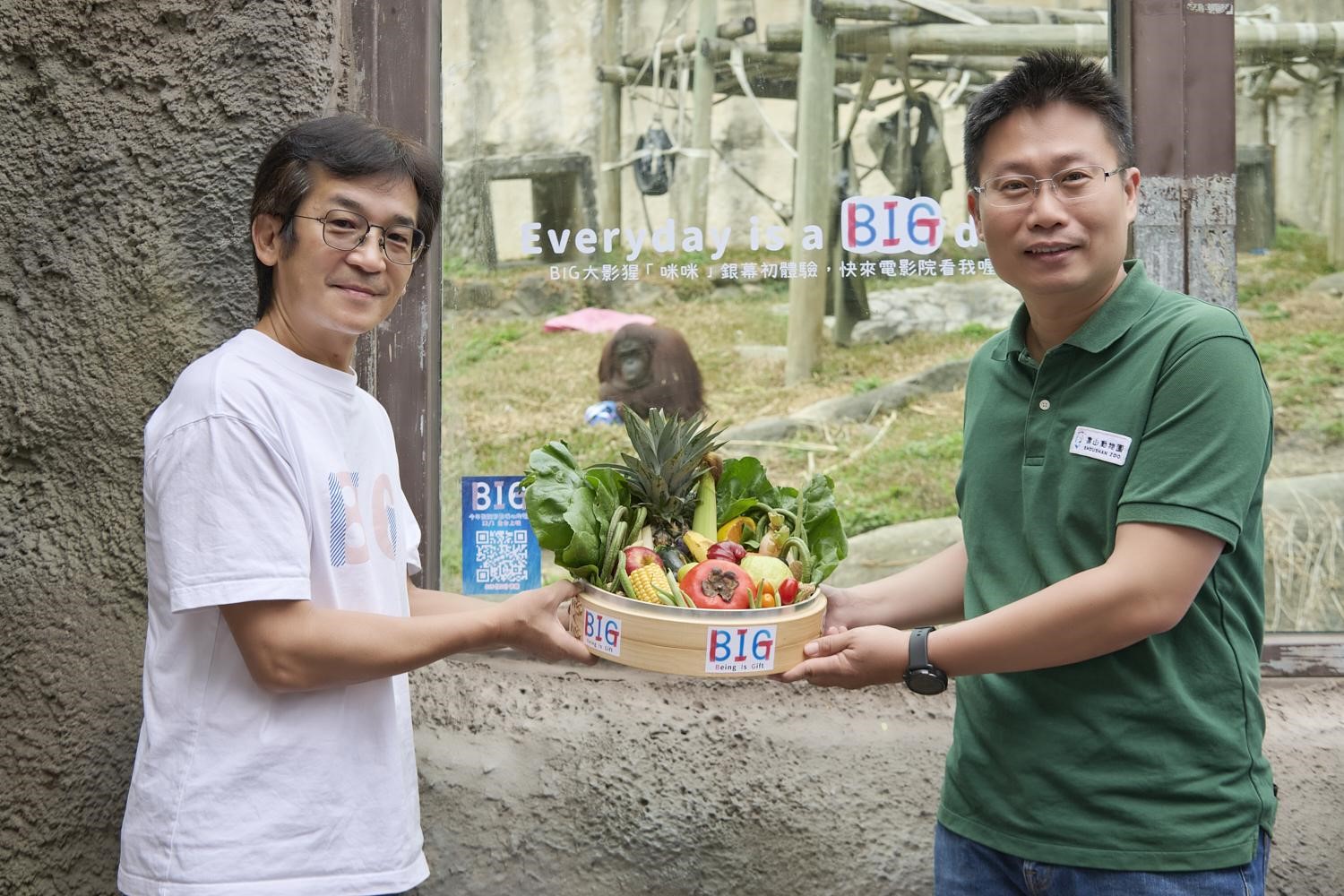 導演魏德聖（左）將《BIG》造型蔬果禮盒送給紅毛猩猩演員，並請壽山動物園莊絢智（右）主任轉送。（米倉影業提供）