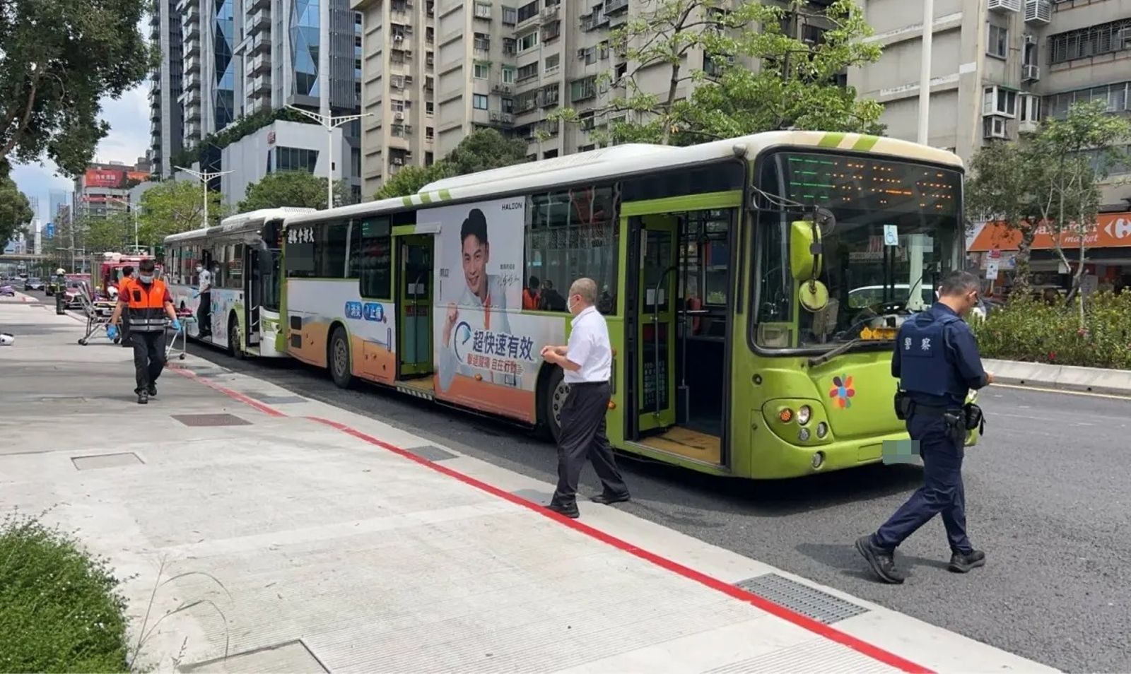一輛262全程車行經正義郵局站時,不慎追撞前方262區間車,導致雙車乘客及駕駛受傷。(翻攝畫面)