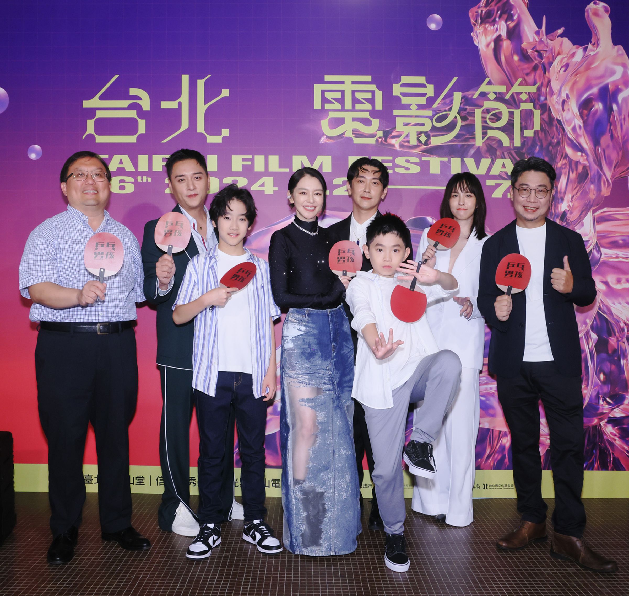 監製唐在揚（左起）、演員鄭人碩、彭裕愷、徐若瑄、施名帥、李星緯、魏蔓以及導演洪伯豪出席台北電影節開幕首映。（台北電影節提供）