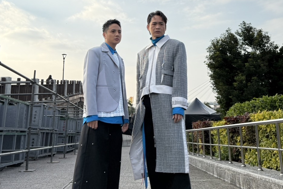 黃鐙輝（右）與曾子余師徒連續兩年主持淡水漁人碼頭跨年晚會。（經紀人提供）