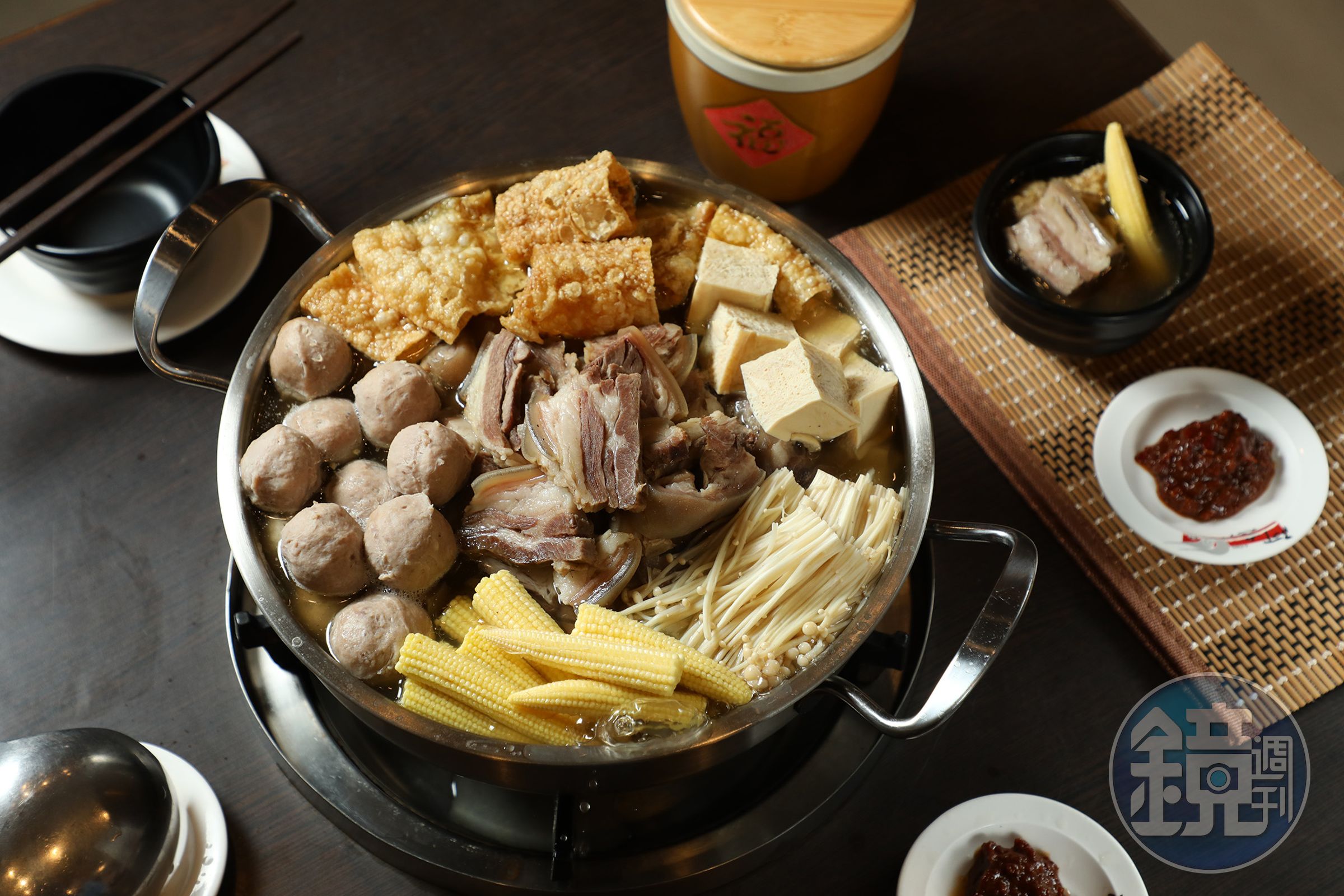 阿忠的「年菜組合餐」能吃到多款蔬菜與羊肉丸。（1,888元／份、約3～5人份）