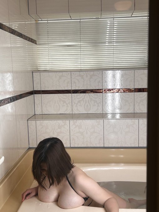日本AV女優笹本優2024年以「瞞著未婚夫下海拍片的護理師」人設出道,外型甜美,加上傲人I級上圍,深受粉絲喜愛。(翻攝自白木聖菜推特)