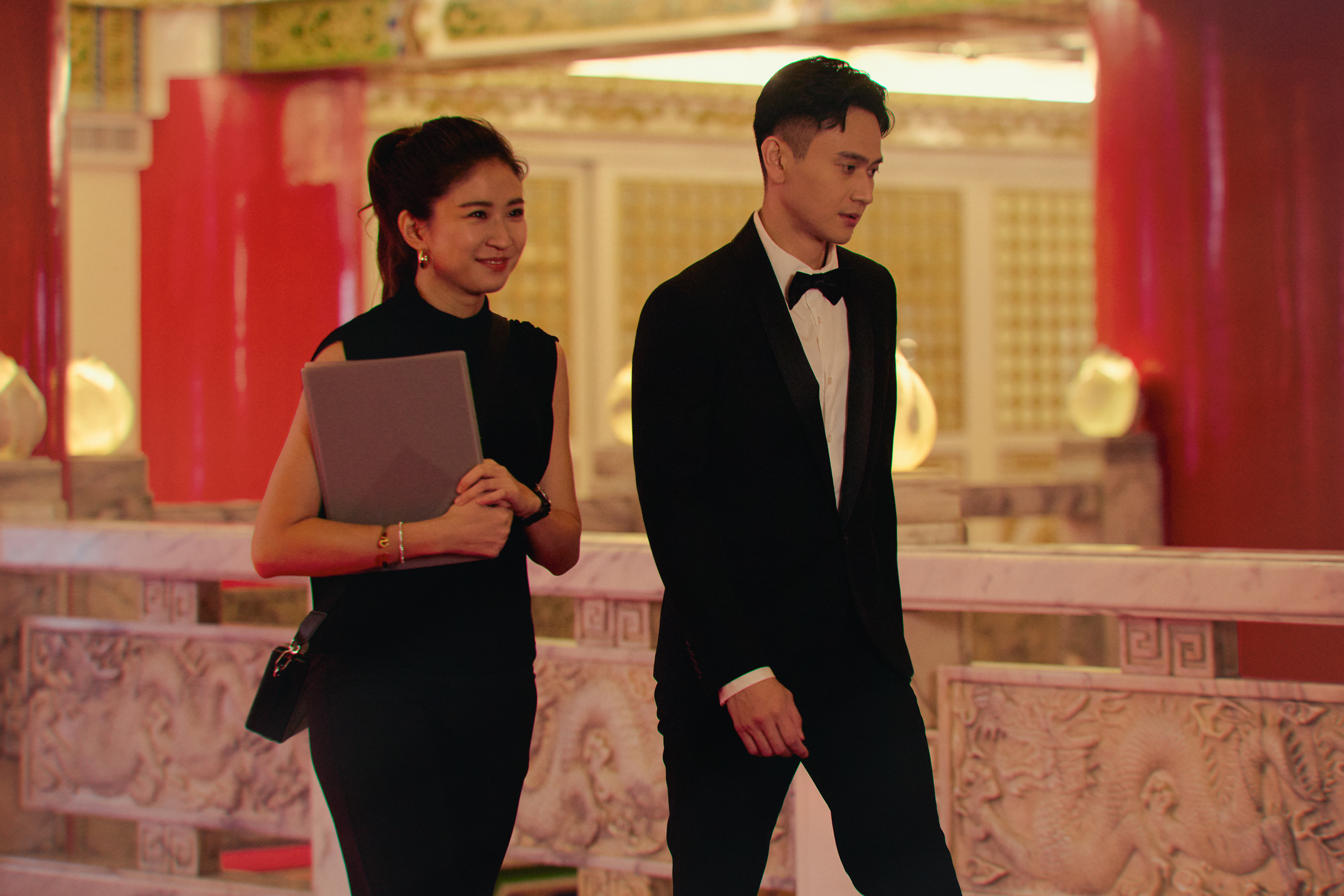 9m88片中飾演婚顧，為好友劉冠廷籌畫2場婚禮，忙得焦頭爛額。（水花提供）