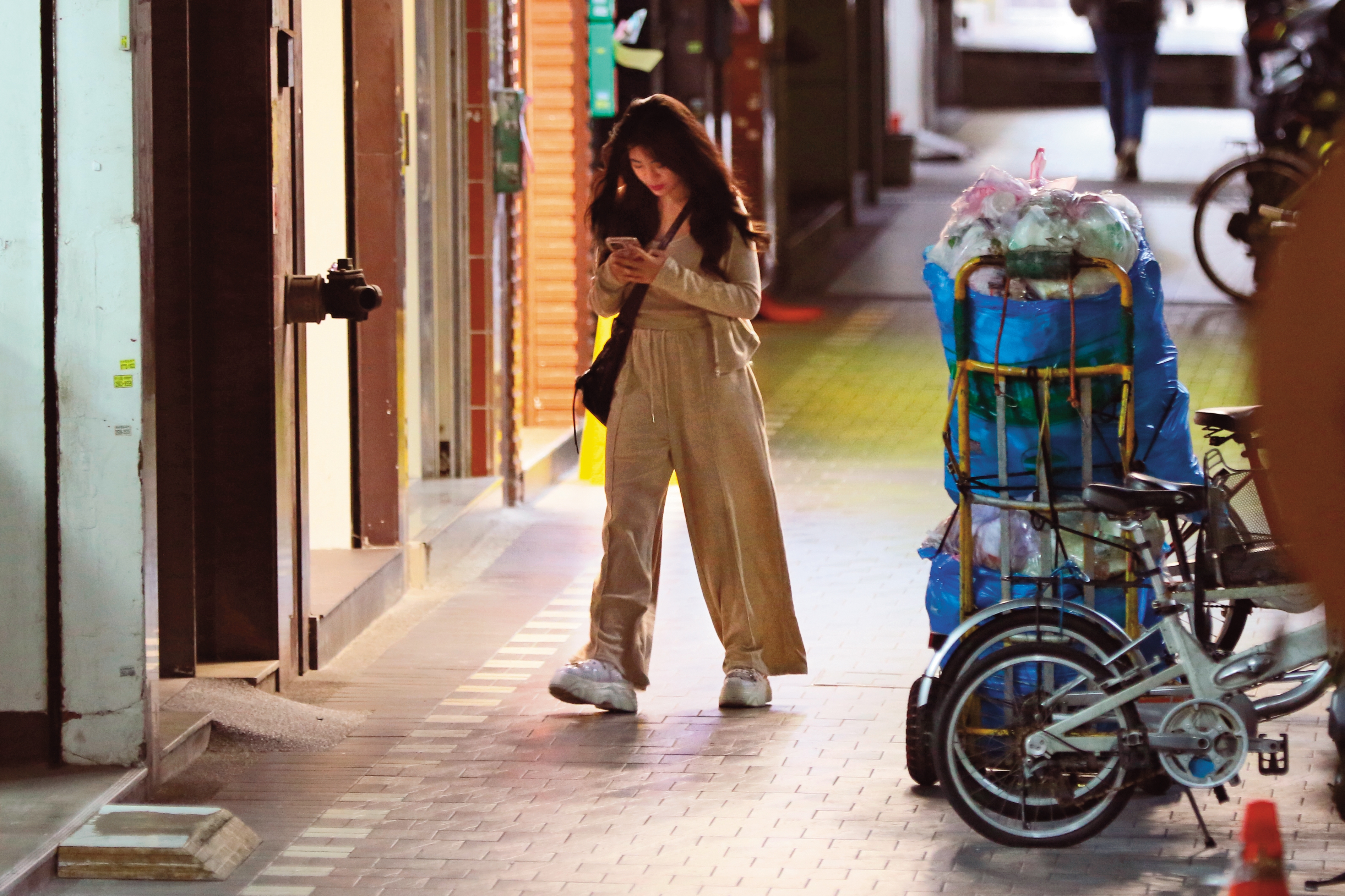 12月7日17：39，本刊直擊熊霓自行在街頭移動，之前盛傳她有男人追，但目前看來風平浪靜。