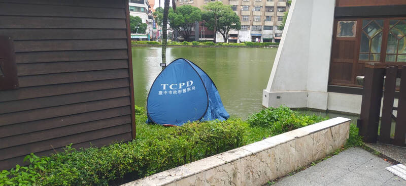 台中公園日月湖昨天上午有人落水，經打撈上岸已無生命跡象，這是七天來第二具浮屍。（警方提供）