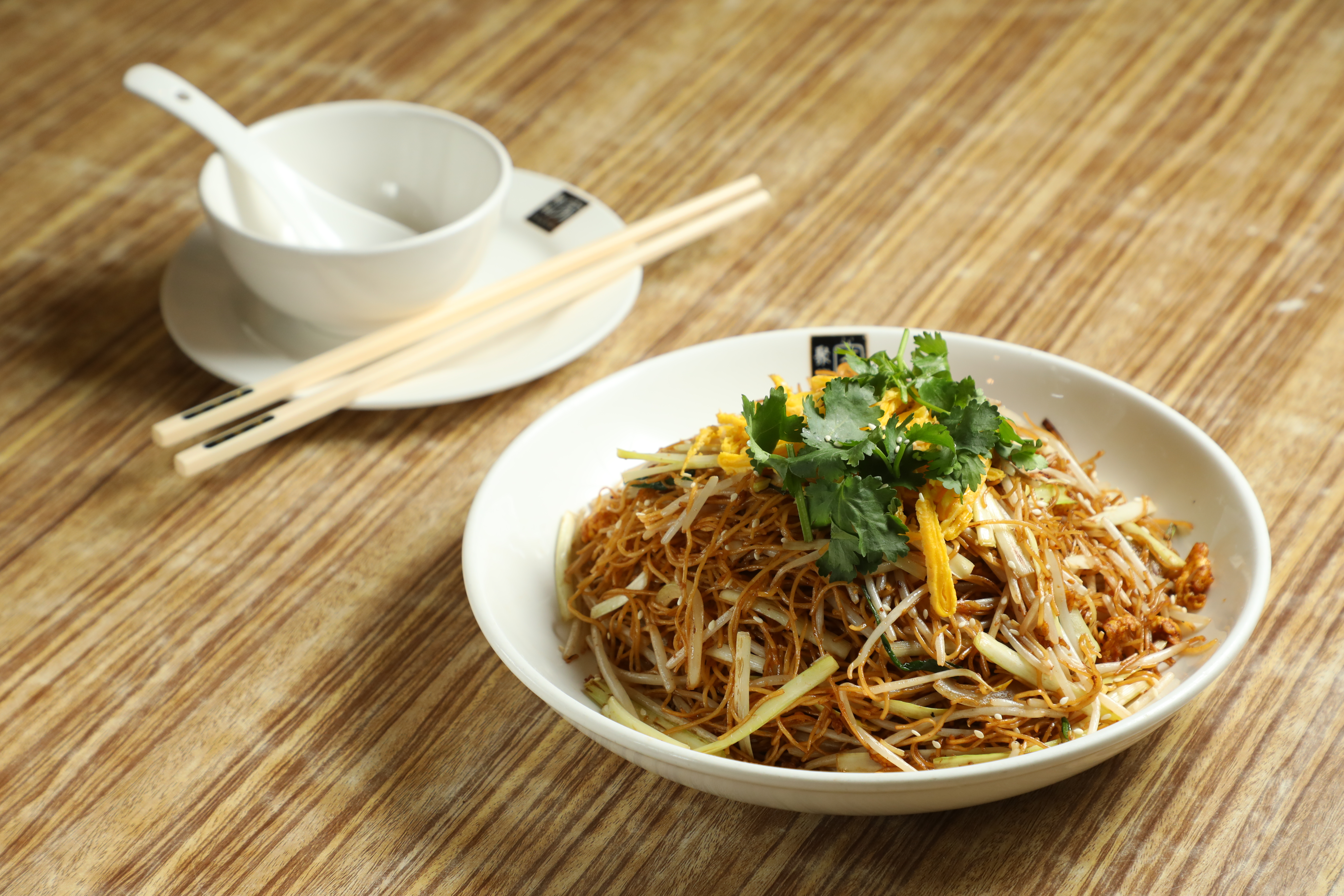 「豉油皇炒麵」是聚興家的隱藏版菜單，醬香十足、鑊氣逼人，絕對讓人一吃難忘。（港幣98元／份）