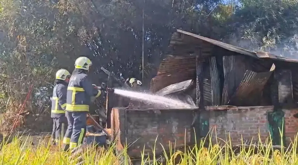 宜蘭縣冬山鄉一處竹林工寮今（2日）下午3時許，因不明原因突然起火。（宜蘭縣消防局提供）