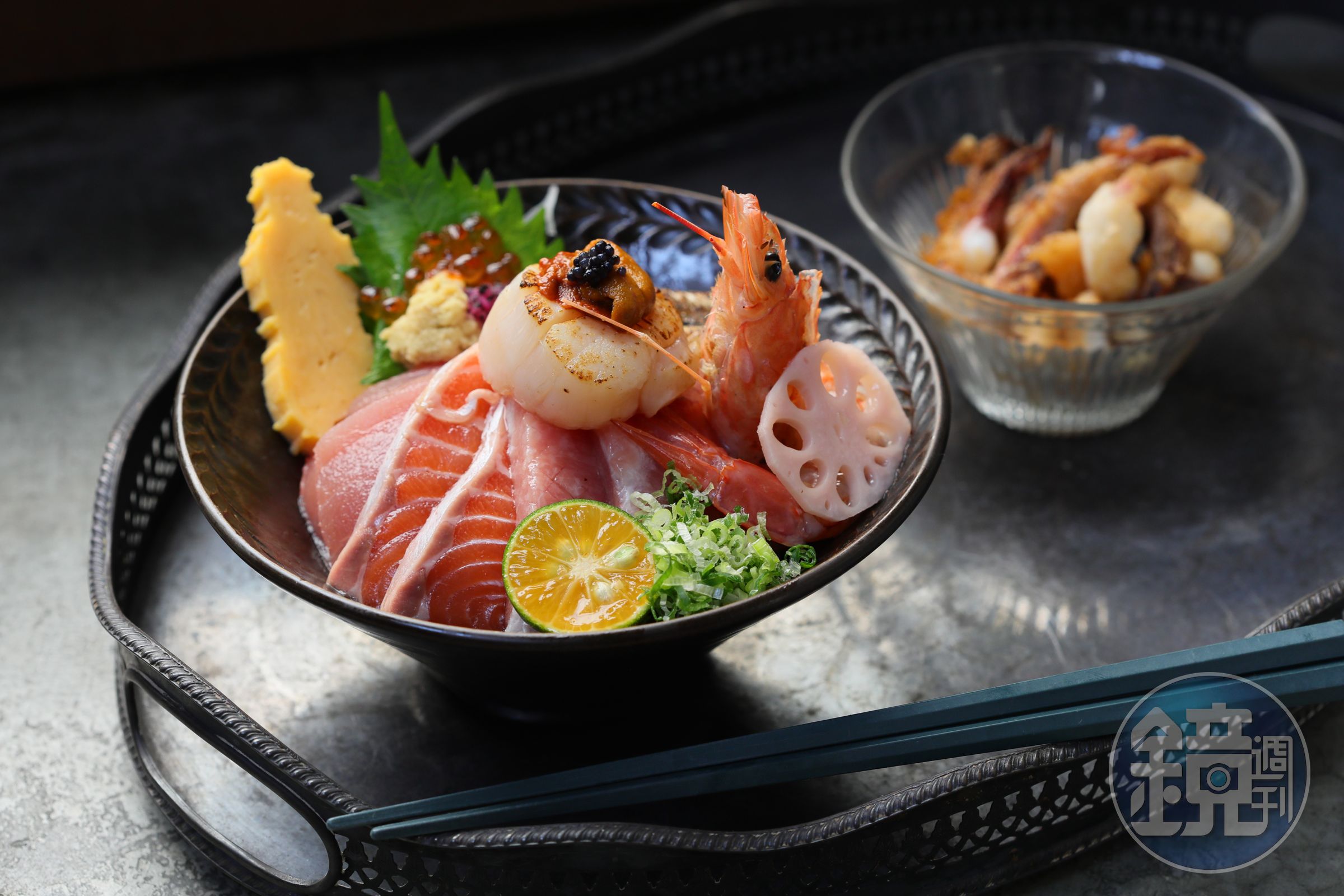 「特選綜合海鮮丼」（左，650元／份）有6種海鮮，配上「龍田揚炸軟絲」（右，200元／份）更讚。