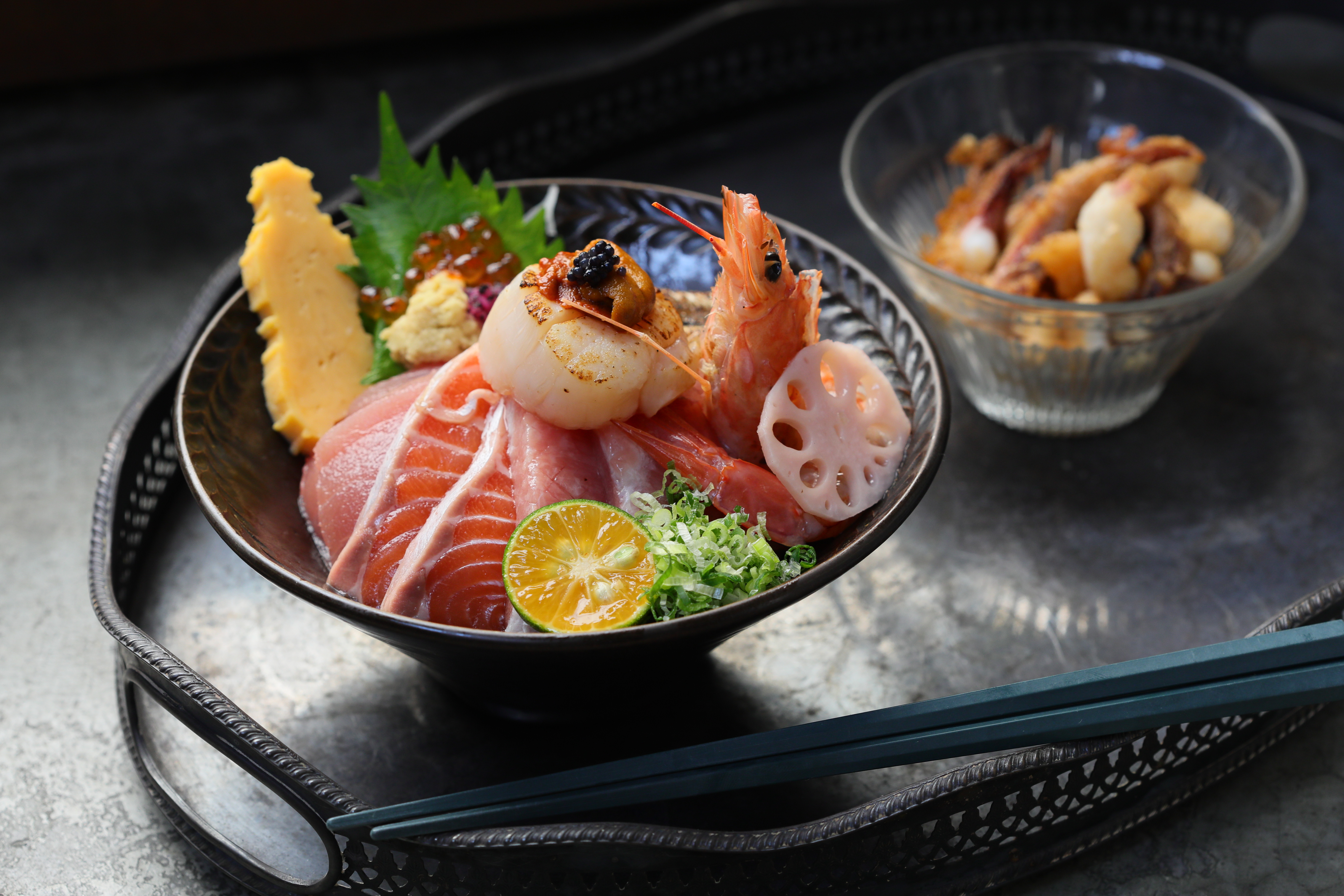 「特選綜合海鮮丼」（左，650元／份）有6種海鮮，配上「龍田揚炸軟絲」（右，200元／份）更讚。