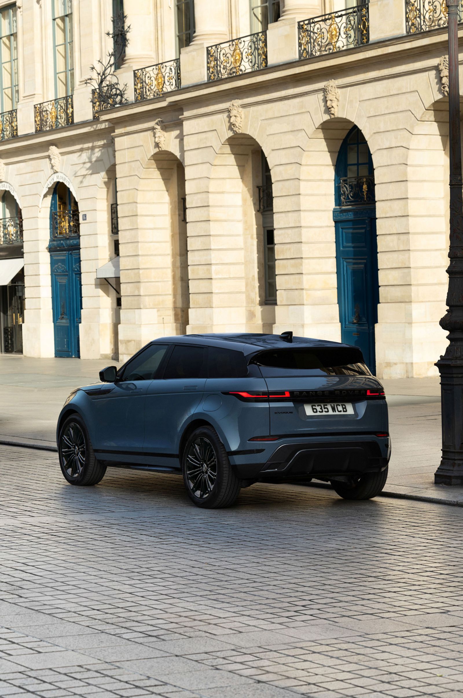 新年式 Range Rover Evoque 提供 P250 S 與 P250 Dynamic SE 雙車型不同的外型風格，P250 S 承襲 Range Rover 經典外型設計，由三道線條由前置後勾勒不可錯認的車身造型；P250 Dynamic SE 搭載運動化的外觀設計，延續一脈的車前意象。