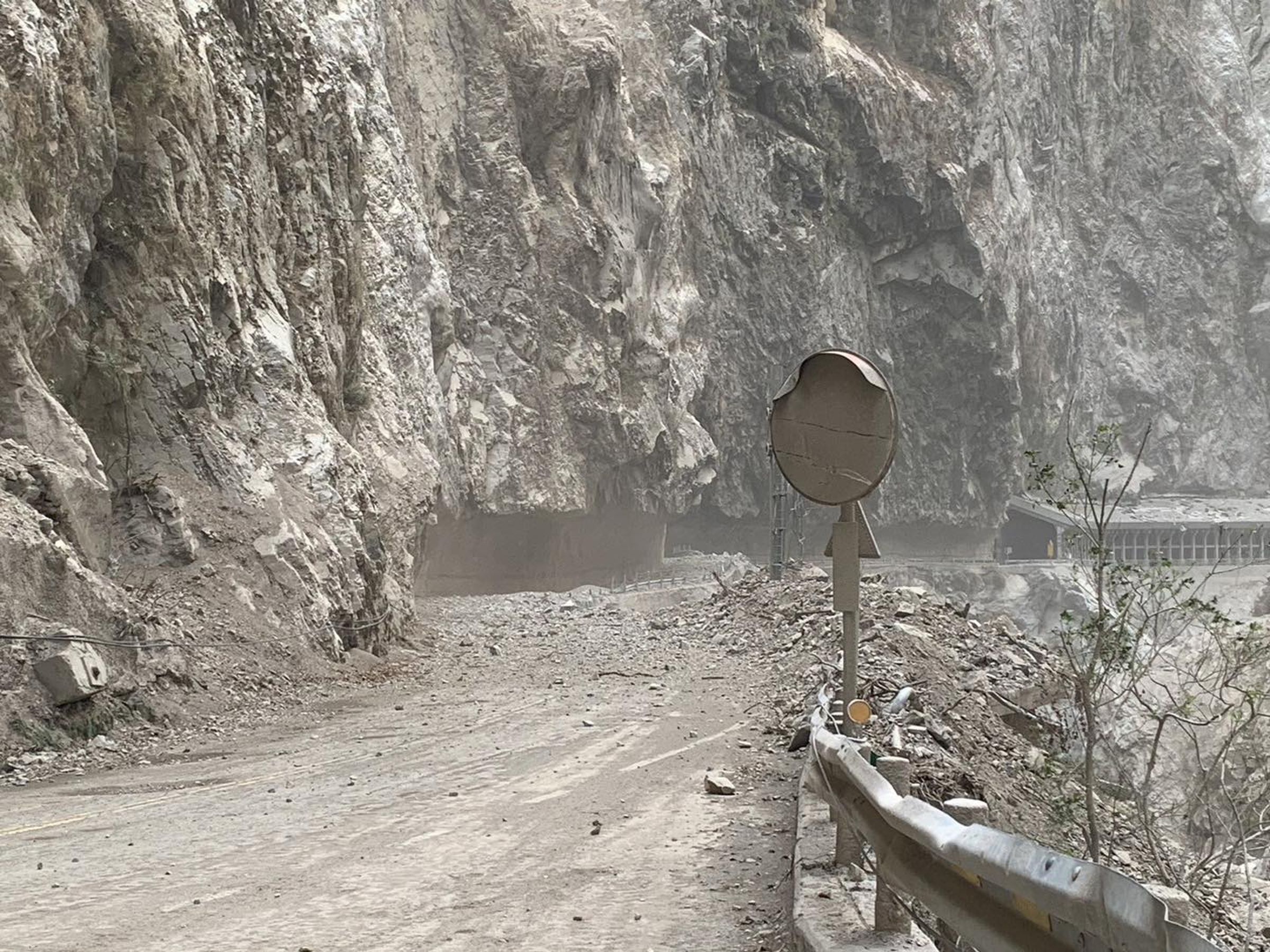 原本就因0403強震正在搶修的中橫公路段,現因今昨兩日連續餘震,讓安全風險大增。(公路局提供)