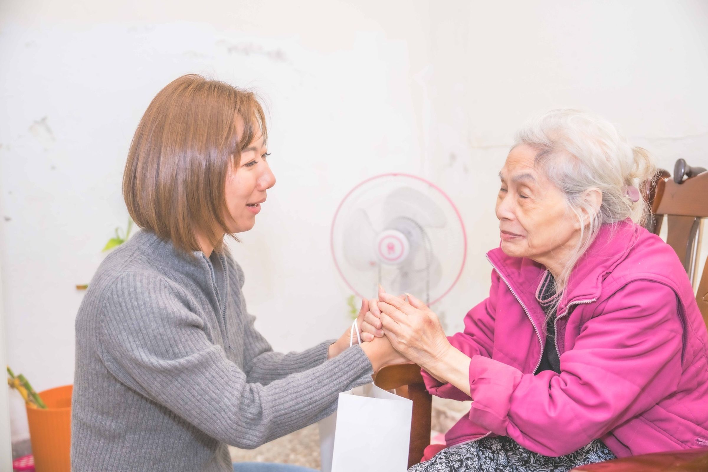 郭曉玲探訪長者。(翻攝永齡慈善教育基金會臉書)