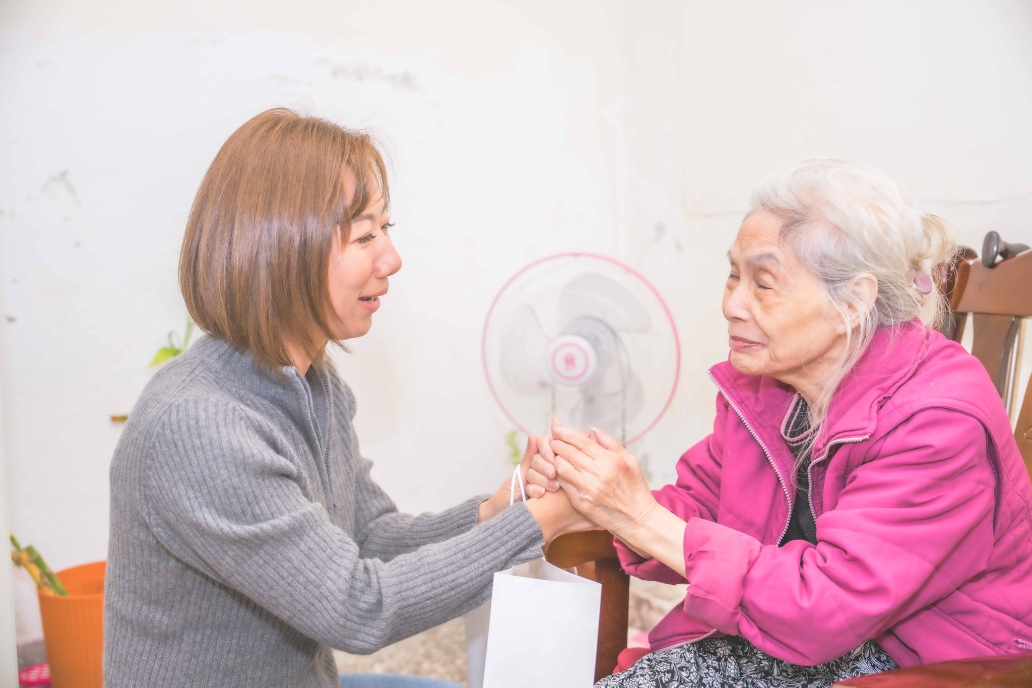 郭曉玲探訪長者。(翻攝永齡慈善教育基金會臉書)