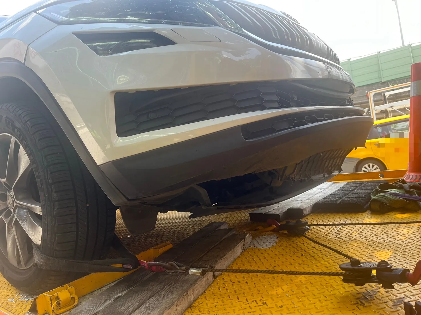 轎車車主因車輛拋錨，委託拖吊車到場救援，不料轎車卻從拖吊車上滑落。翻攝畫面