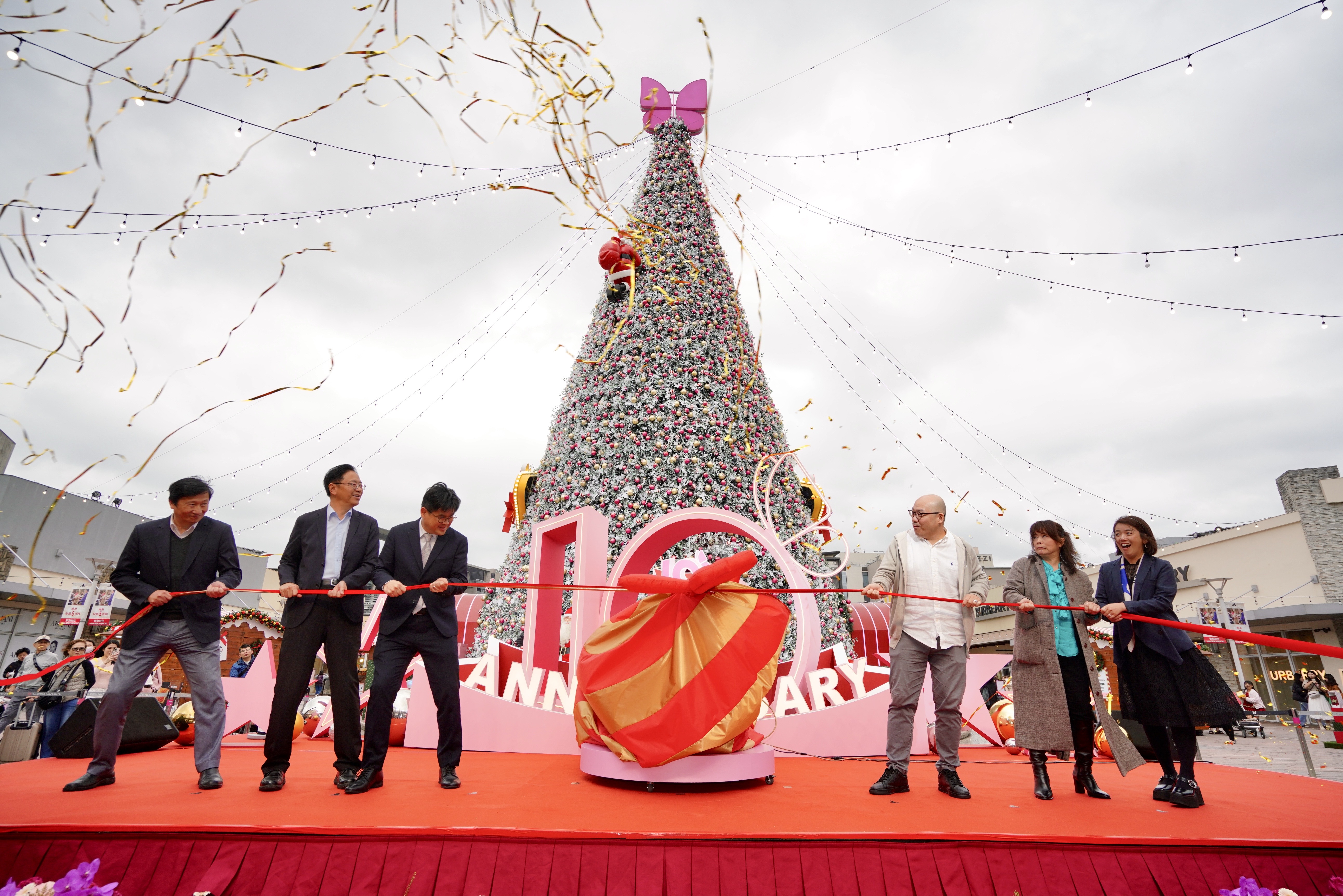 從中央到地方首長參與華泰名品城10週年慶，也顯現本土Outlet堅守獨特經營策略成功一面。