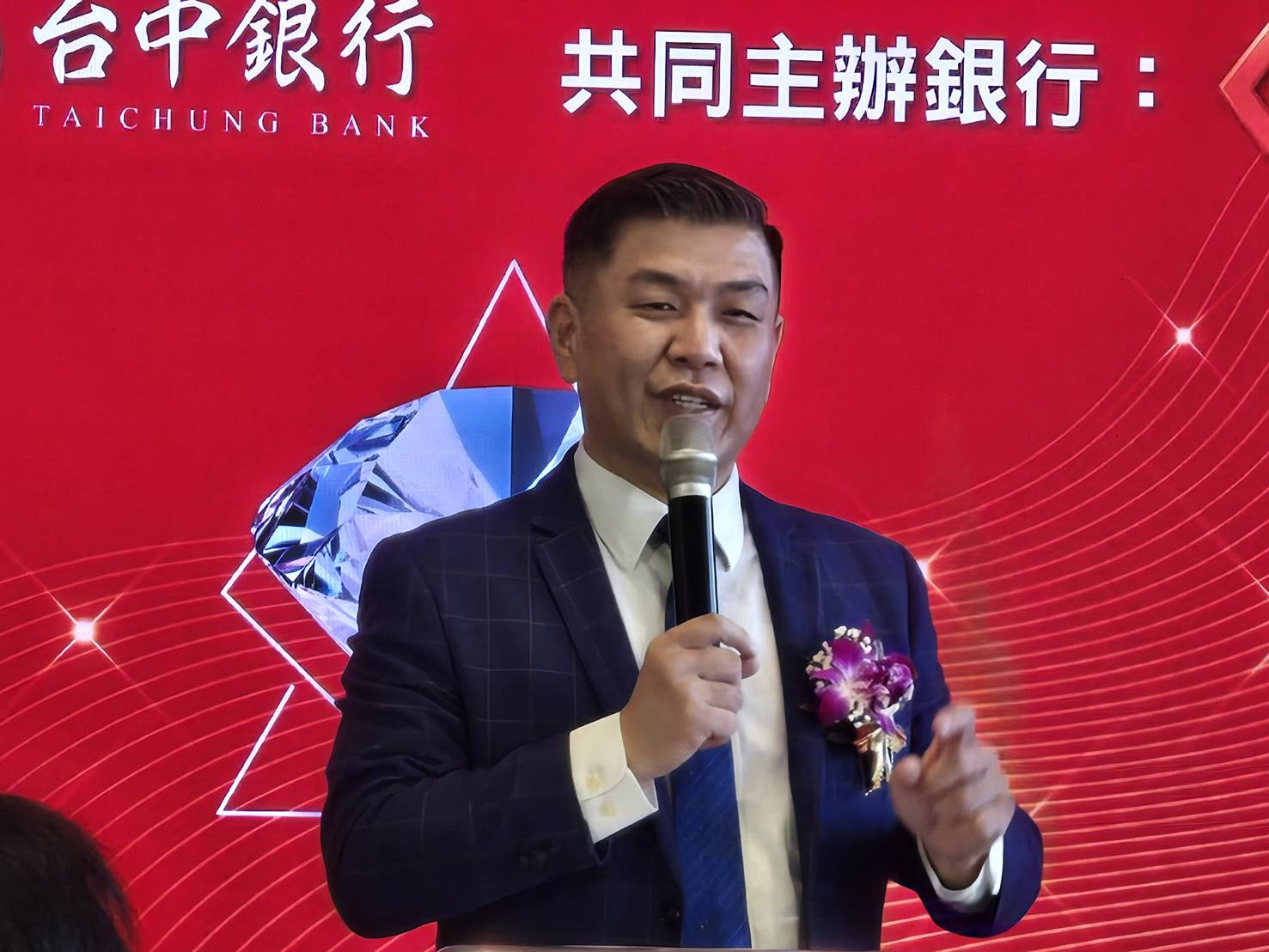 科達建築董事長賴建程在短短一年就整合百分百大巨蛋旁八德路三段500坪土地，將在明年329檔期推出百億「科達大巨蛋危老案」，公司推案量也朝200億元邁進。