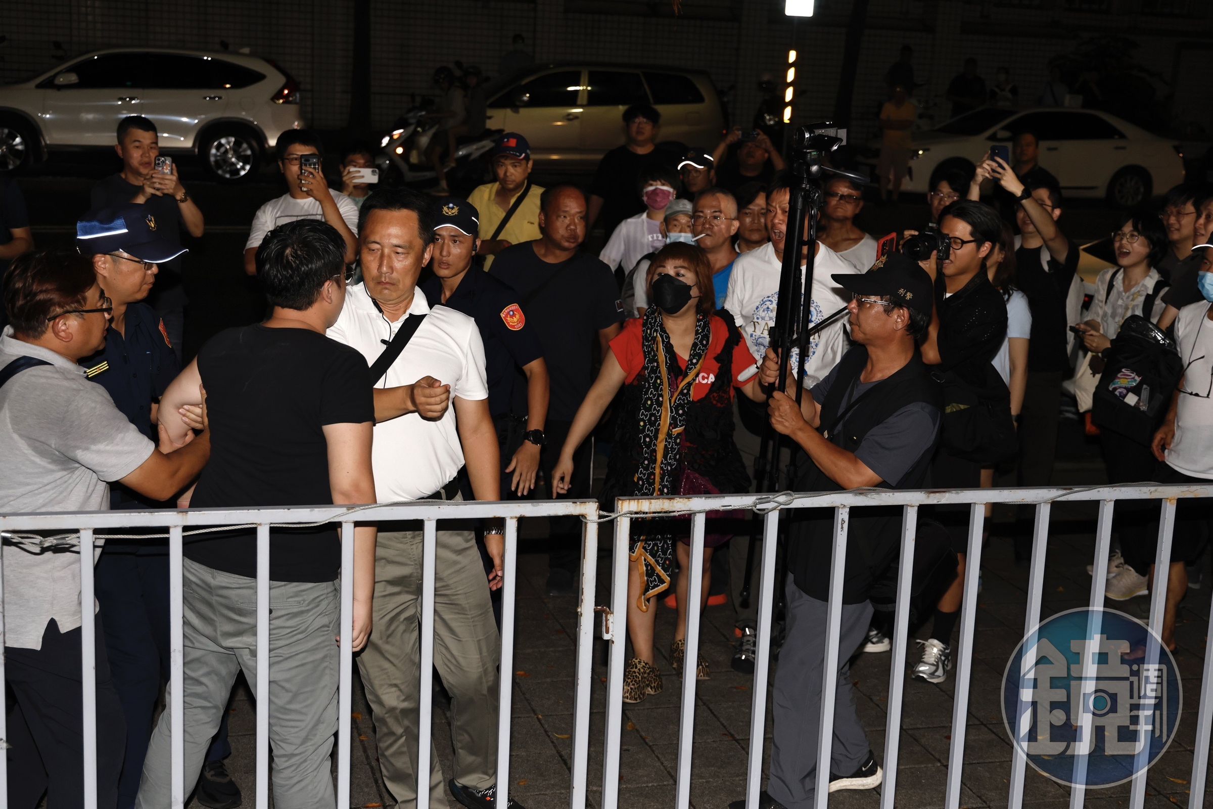 小草和抗議者互嗆，雙方一度引爆衝突。
