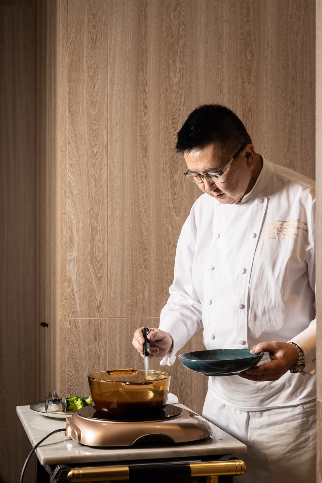 Eddie以桌邊料理示範烹調鮑魚、花膠。