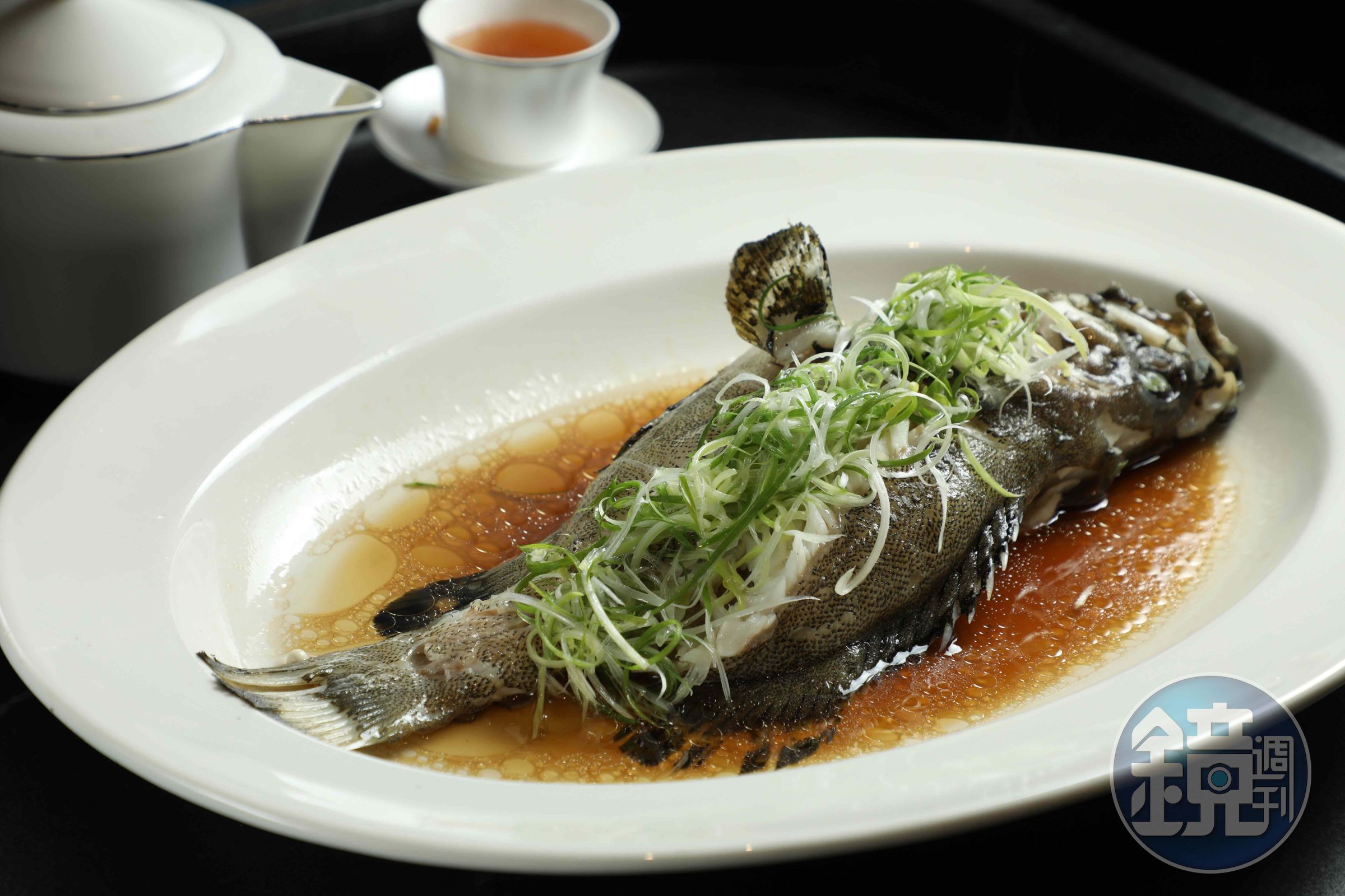 「蔥油清蒸活龍虎斑」以蔥油提香,凸顯龍虎斑鮮嫩細緻的肉質。(時價)