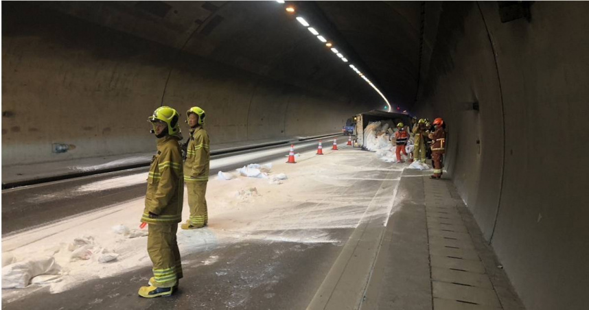繼昨日觀音山隧道發生車禍事故，今早該隧道又再出事，交通一度受阻。（翻攝畫面）