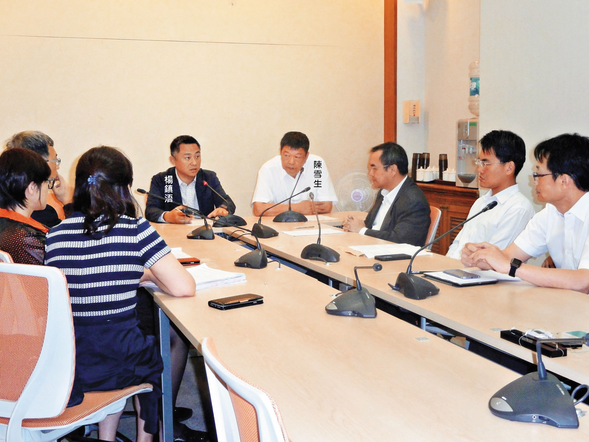時任立院交通委員會召委的陳雪生涉替金欣海運開協調會施壓中油涉收賄。圖為陳雪生與楊鎮浯立委時期的開會畫面。（翻攝陳雪生臉書）