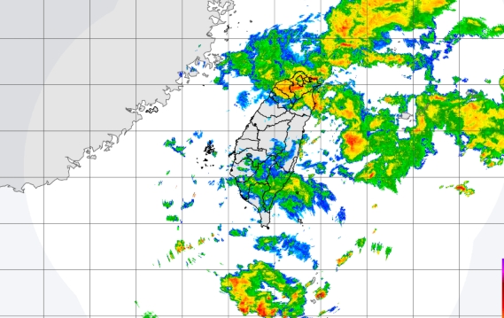 粉專提醒「交會帶就在北海岸這一帶，雙北、桃園、基隆，大雨持續中，小心積淹水！」（翻攝自中央氣象署官網）