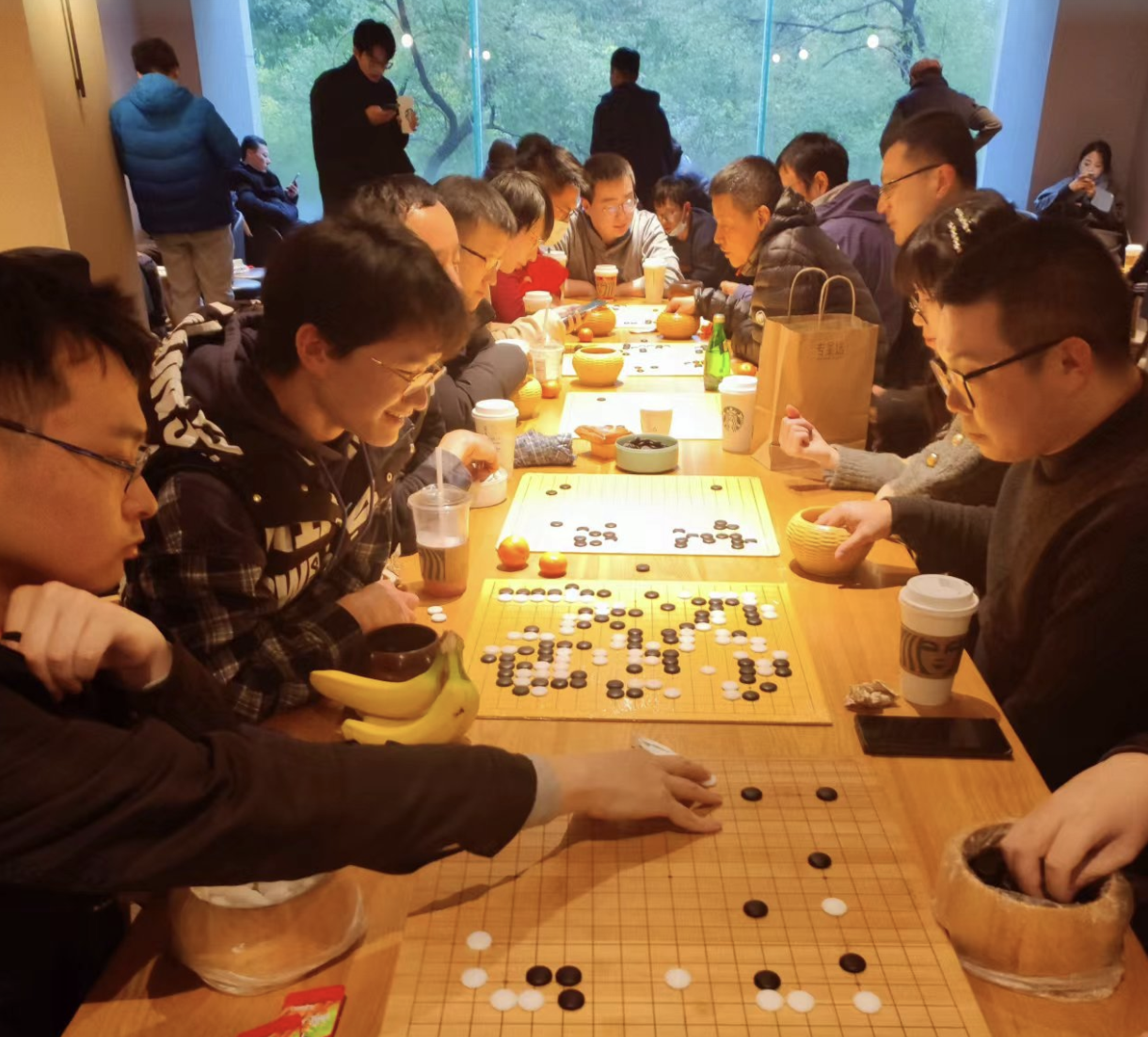 上海普陀區一家星巴克，變成許多棋友固定下棋的聚會場所。（翻攝自澎湃新聞）